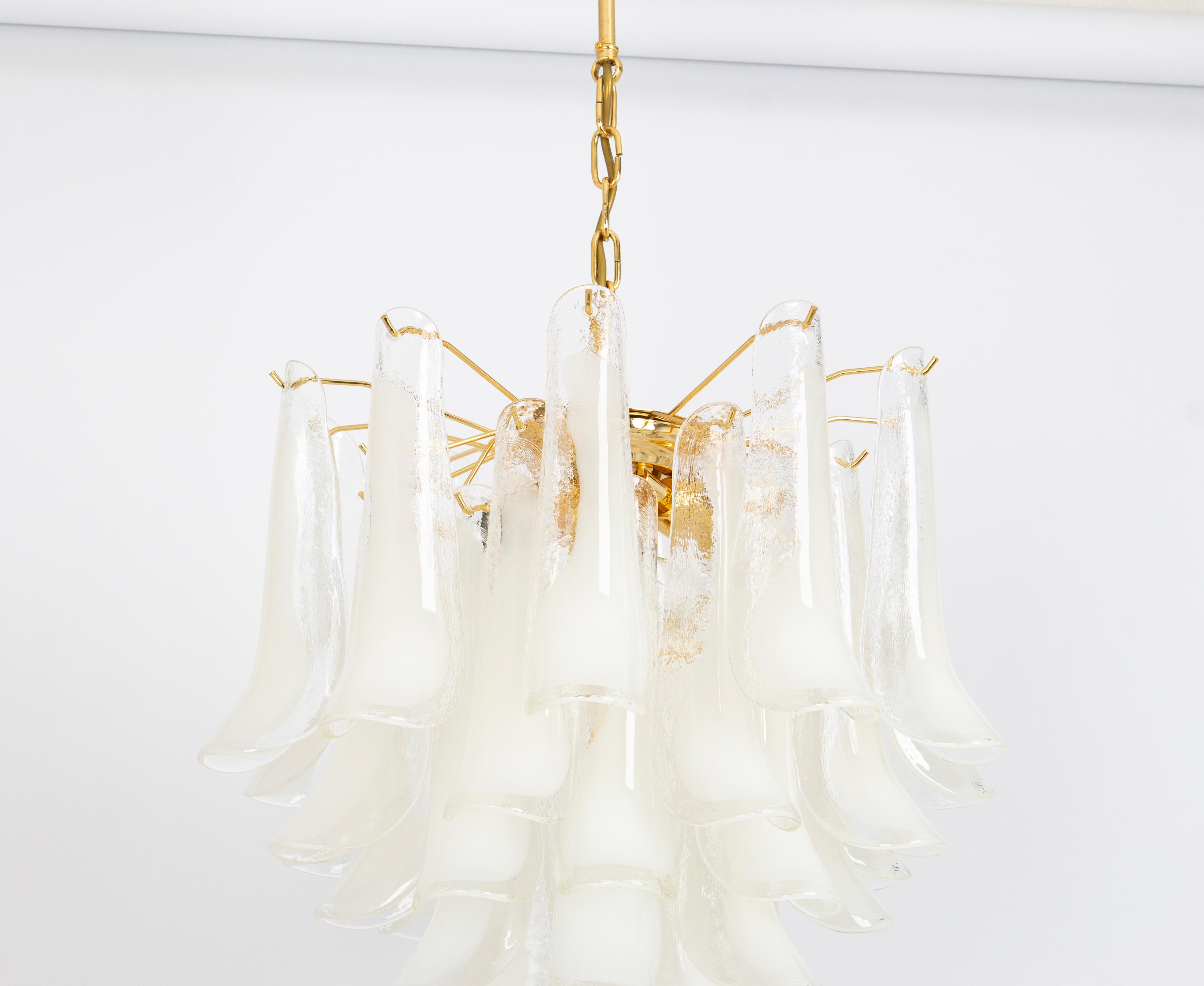 Mid-Century moderno Stupefacente lampadario a petali in vetro di Murano, Italia, anni '80