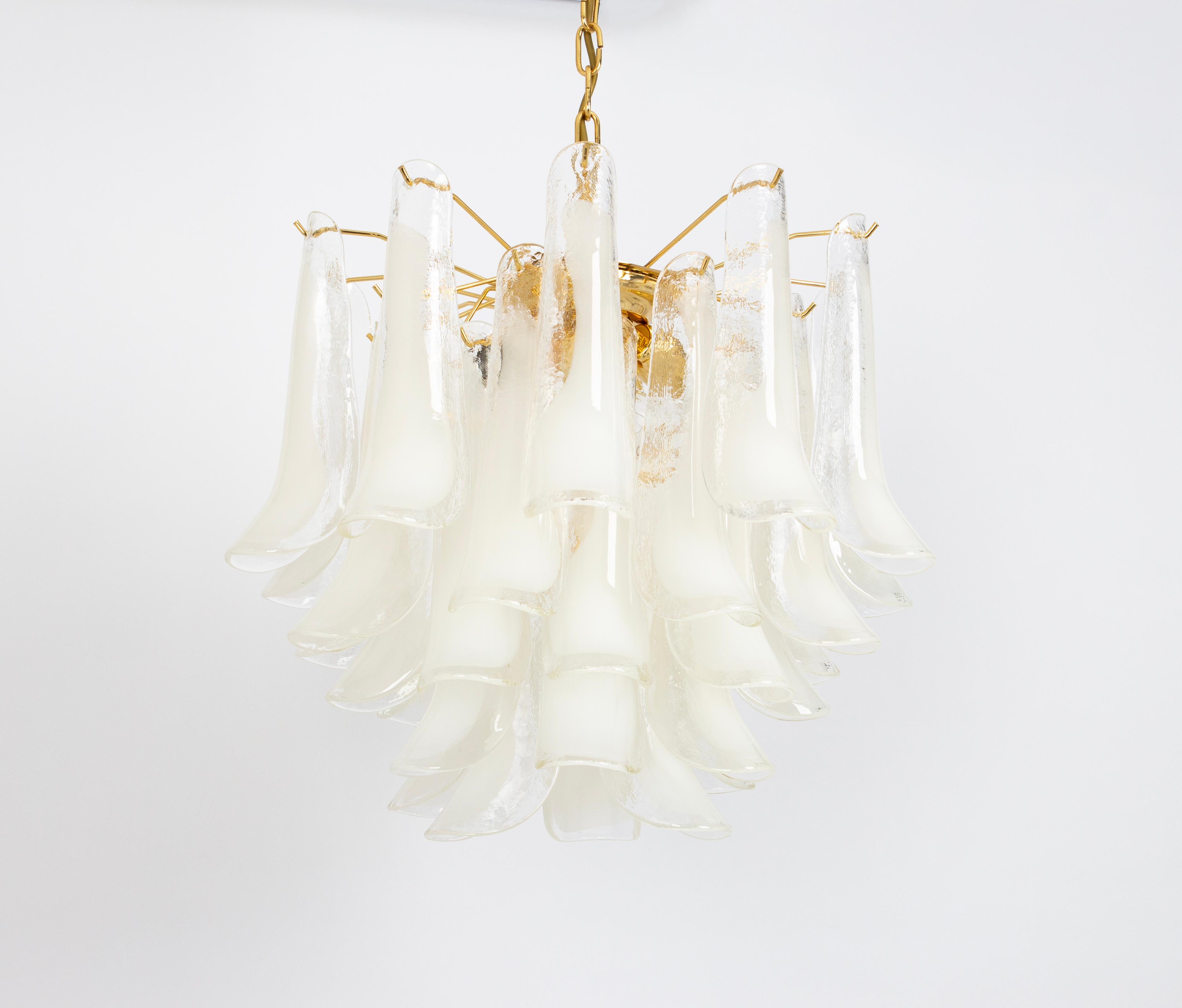 Italiano Stupefacente lampadario a petali in vetro di Murano, Italia, anni '80
