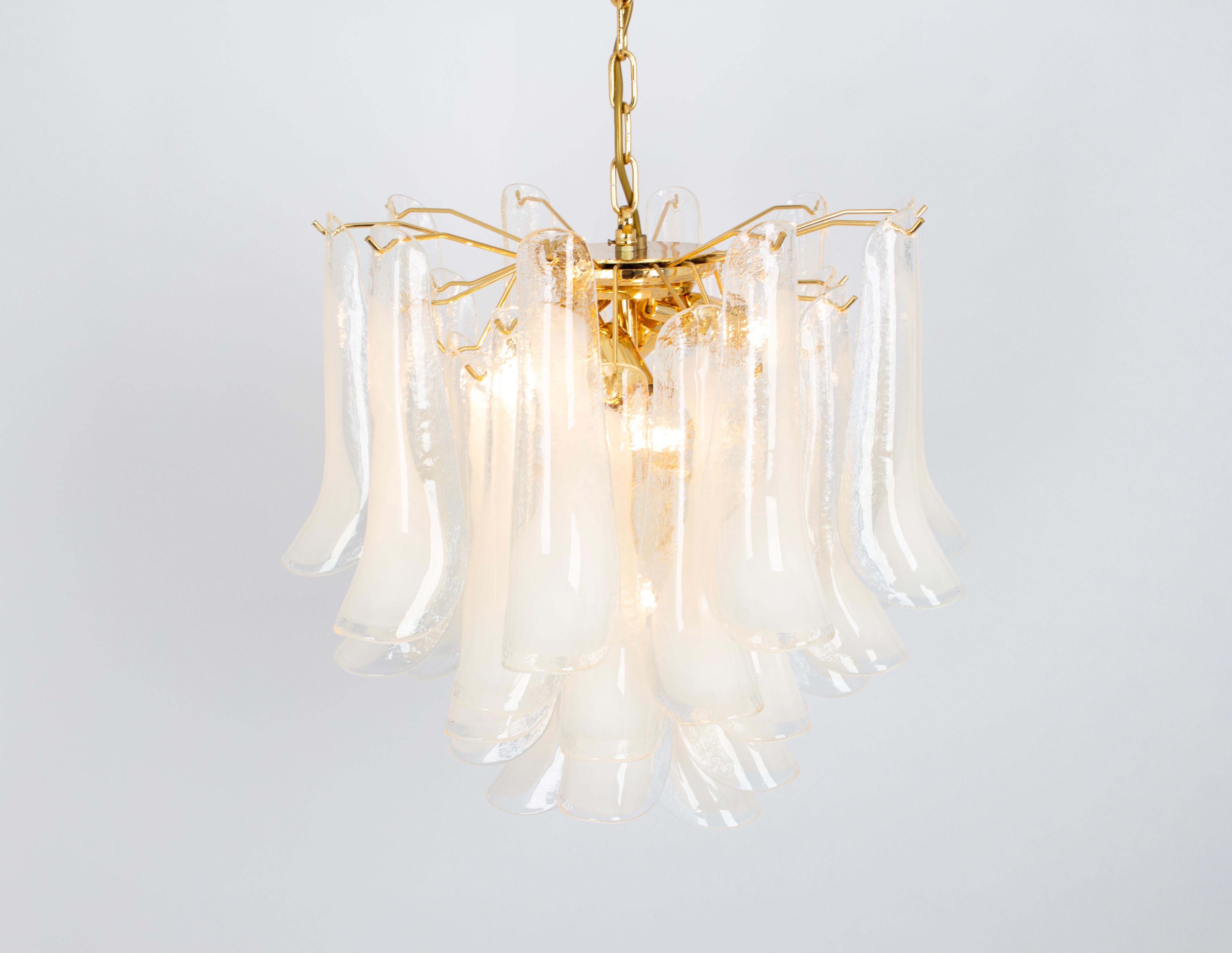 Vetro di Murano Stupefacente lampadario a petali in vetro di Murano, Italia, anni '80