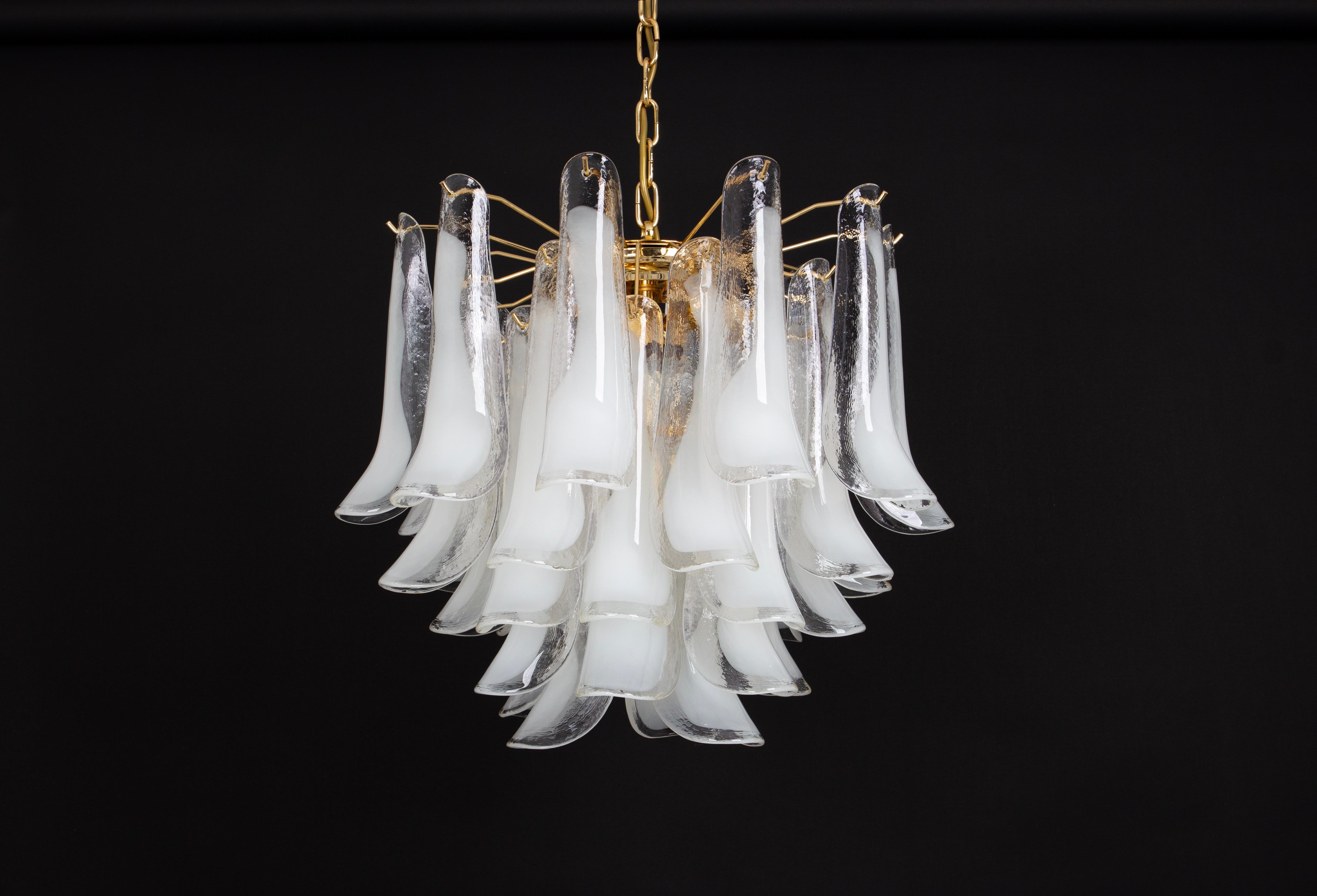 Stupefacente lampadario a petali in vetro di Murano, Italia, anni '80 1