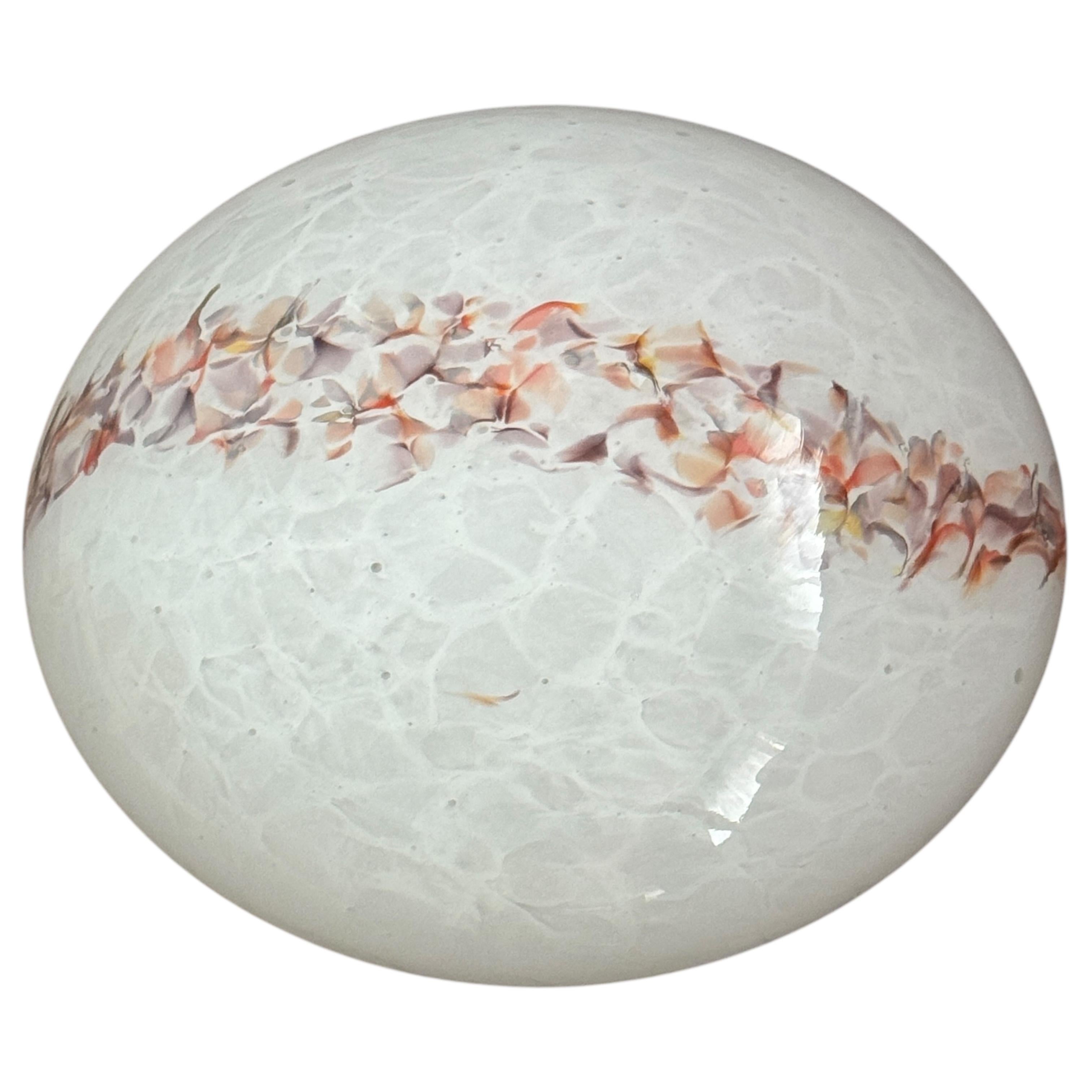 Magnifique montage encastré avec un abat-jour en verre de Murano très texturé sur un luminaire en métal laqué blanc. Le verre de Murano est fixé à l'aide de trois vis sur le luminaire en métal. Elle nécessite deux ampoules européennes E27 / 110 Volt