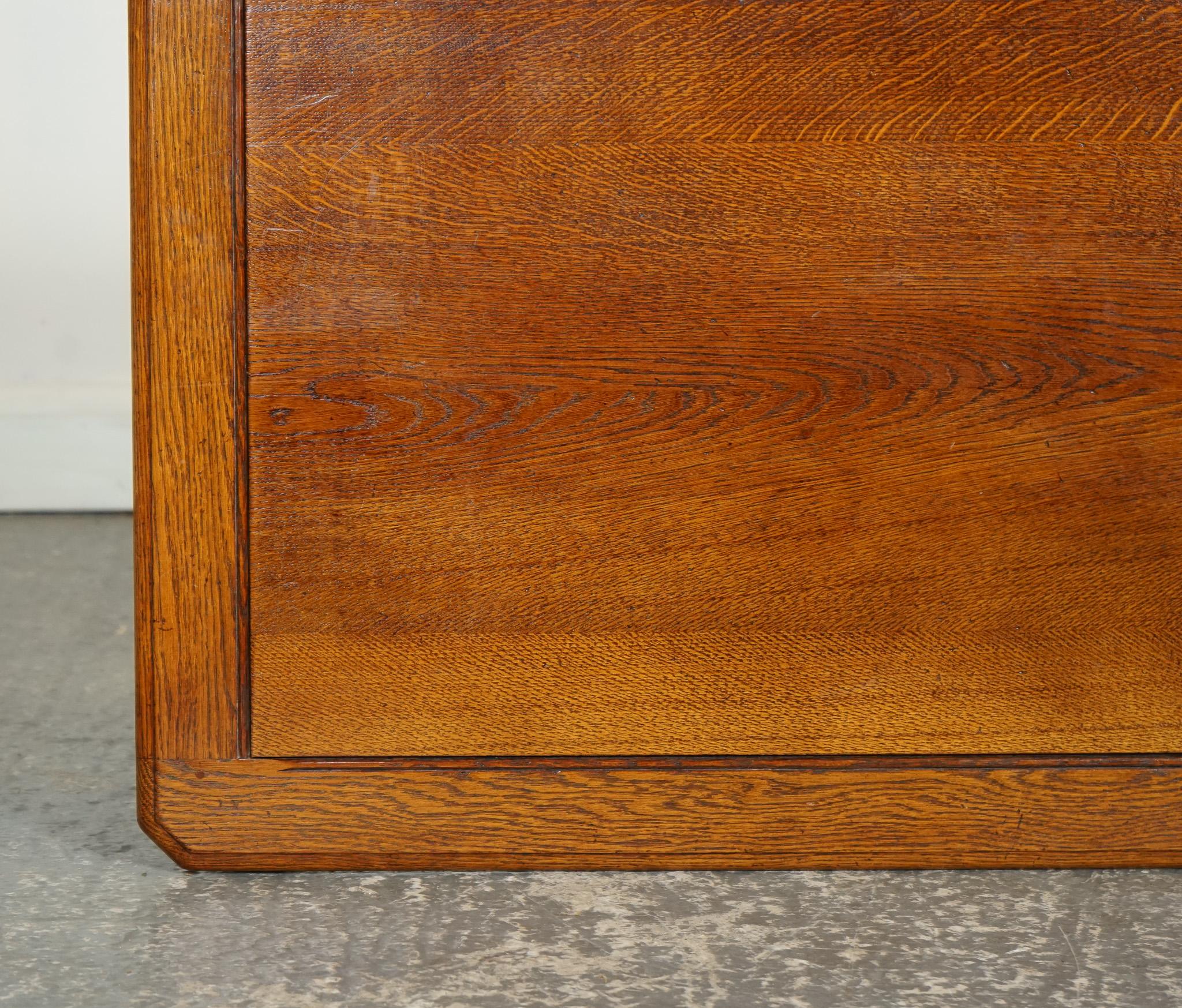Grande table COFFEE VINTAGE EN OAK AVEC NICE FRANÇON EN OAK GRAiN ET FRAME H en vente 8