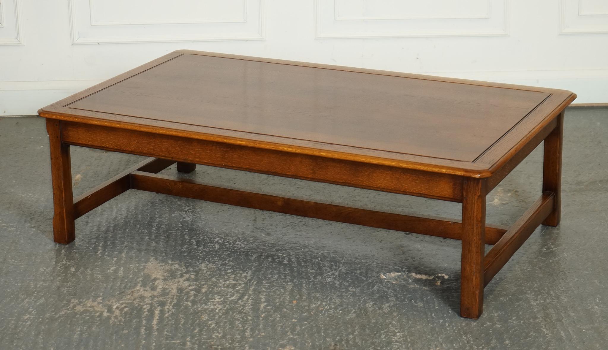 
Nous sommes ravis d'offrir à la vente cette superbe table basse Vintage By en chêne, avec un plateau en chêne à grain magnifique et une structure en H.

 Il s'agit d'une pièce magnifique qui respire le charme et le caractère. Fabriquée en bois de