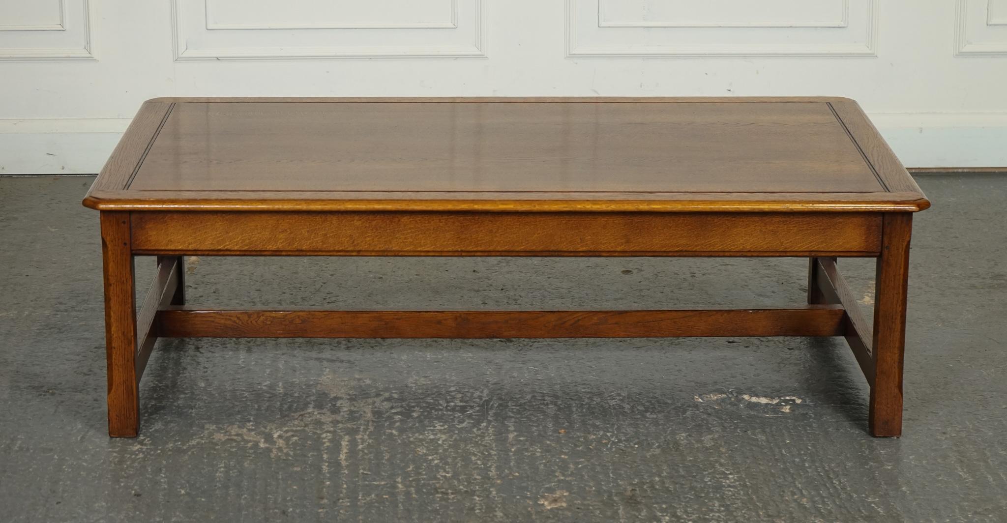 Britannique Grande table COFFEE VINTAGE EN OAK AVEC NICE FRANÇON EN OAK GRAiN ET FRAME H en vente