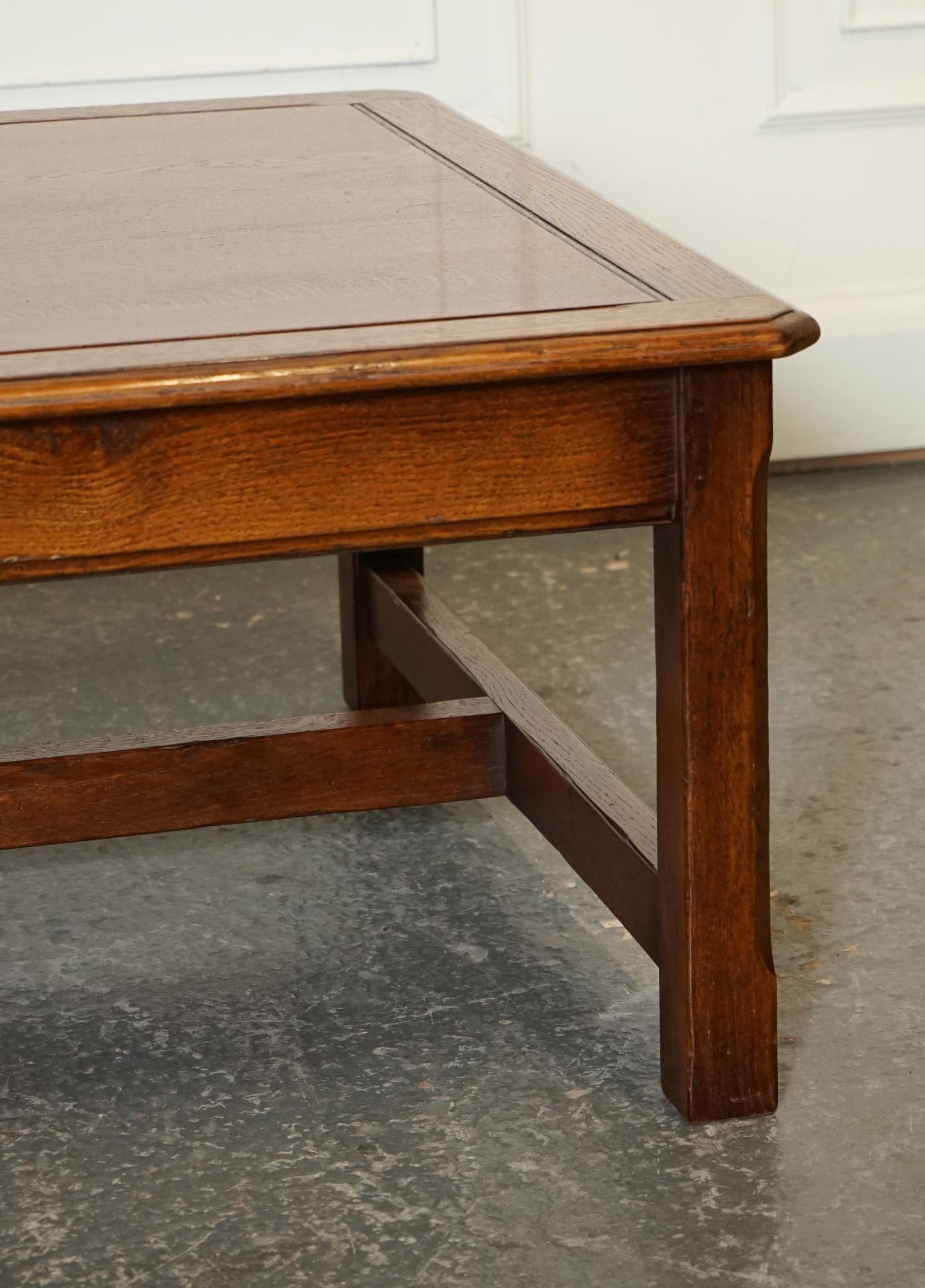 Grande table COFFEE VINTAGE EN OAK AVEC NICE FRANÇON EN OAK GRAiN ET FRAME H en vente 1