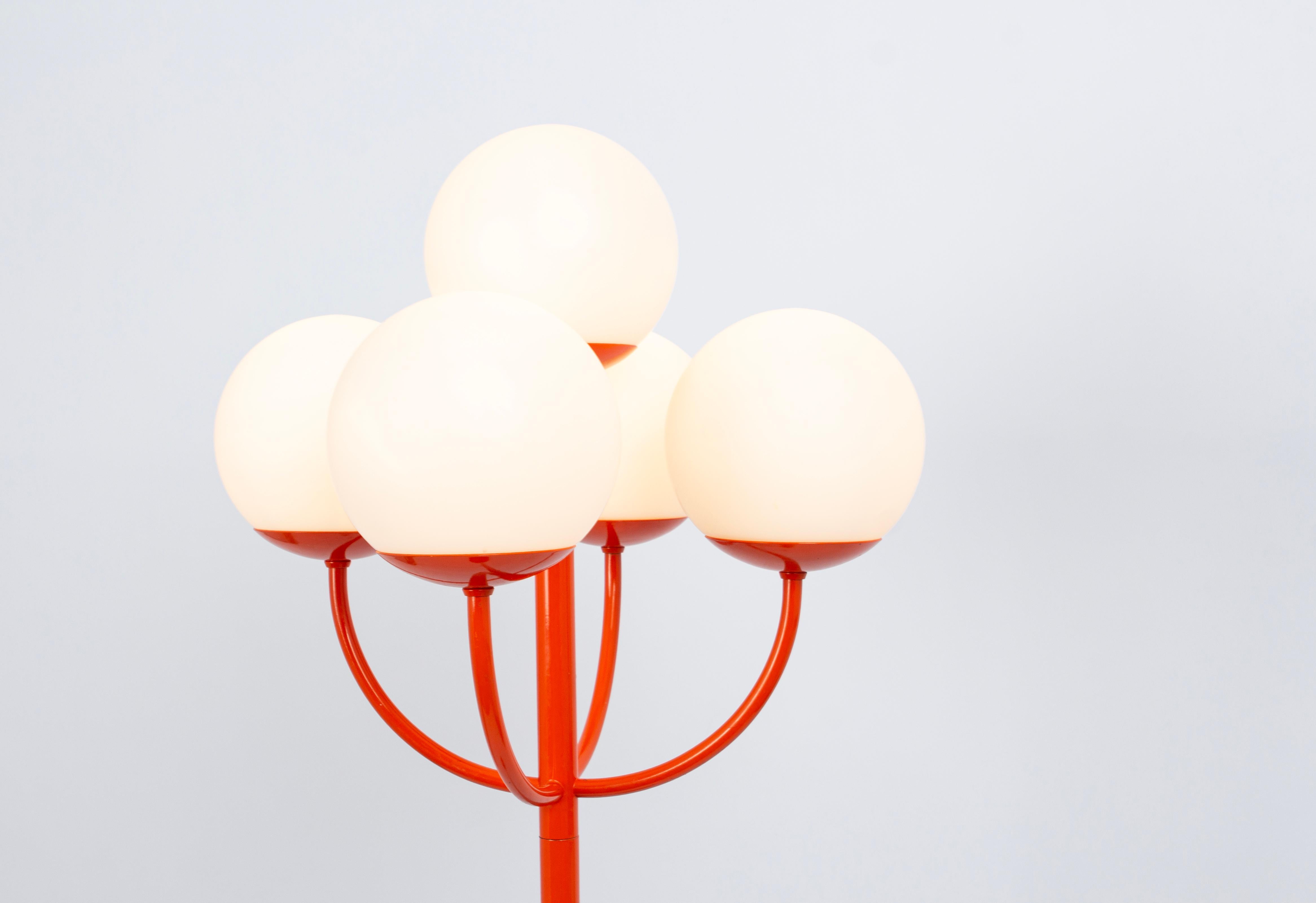Superbe grand lampadaire orange de Kaiser, Allemagne, années 1970
Il est composé de 5 pièces de verre Opal sur un cadre métallique.

De haute qualité et en très bon état. Nettoyé, bien câblé et prêt à être utilisé. 

La lampe nécessite 5 petites