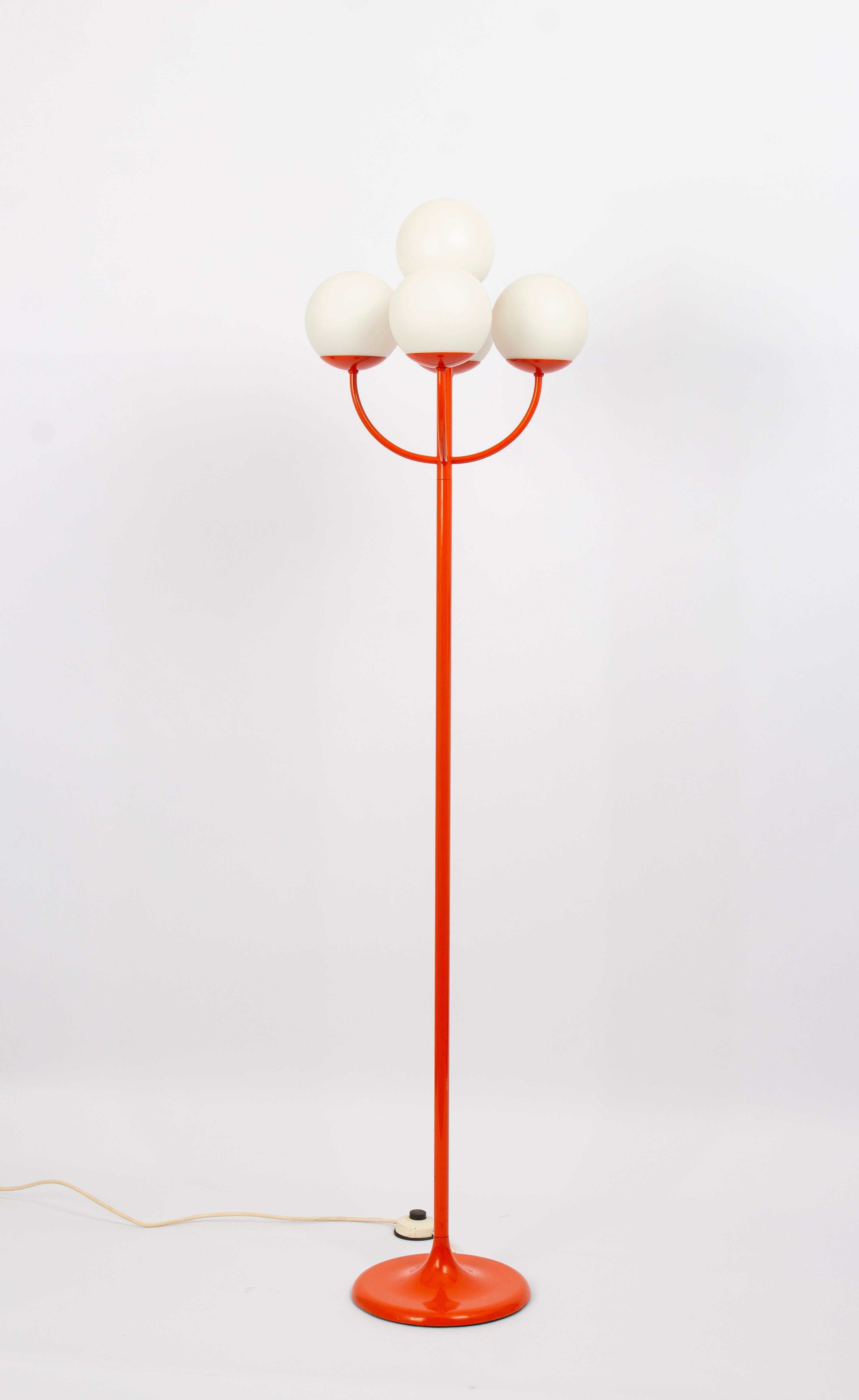 Mid-Century Modern Superbe lampadaire orange Kaiser, Allemagne, 1970 en vente