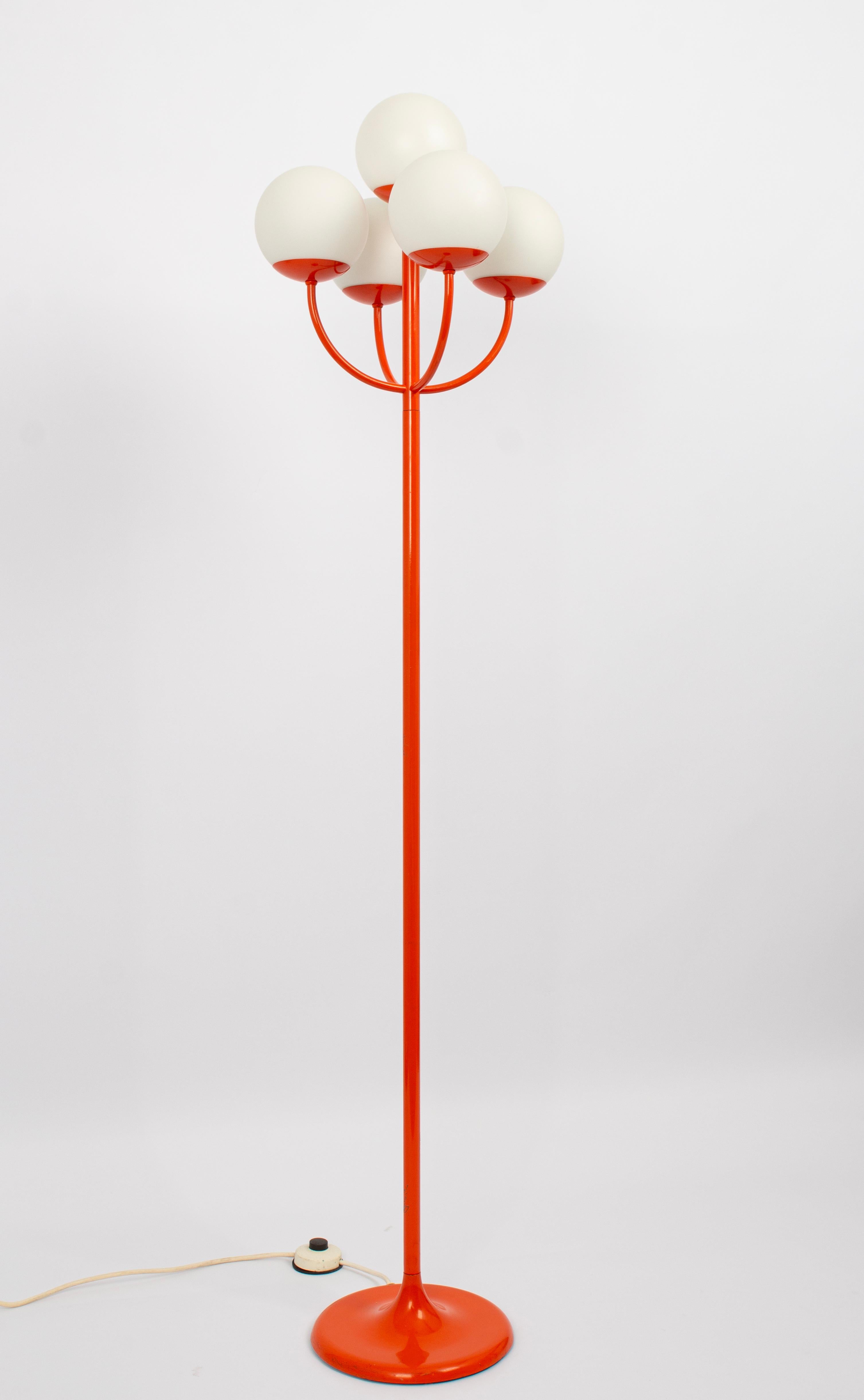 Superbe lampadaire orange Kaiser, Allemagne, 1970 Bon état - En vente à Aachen, NRW
