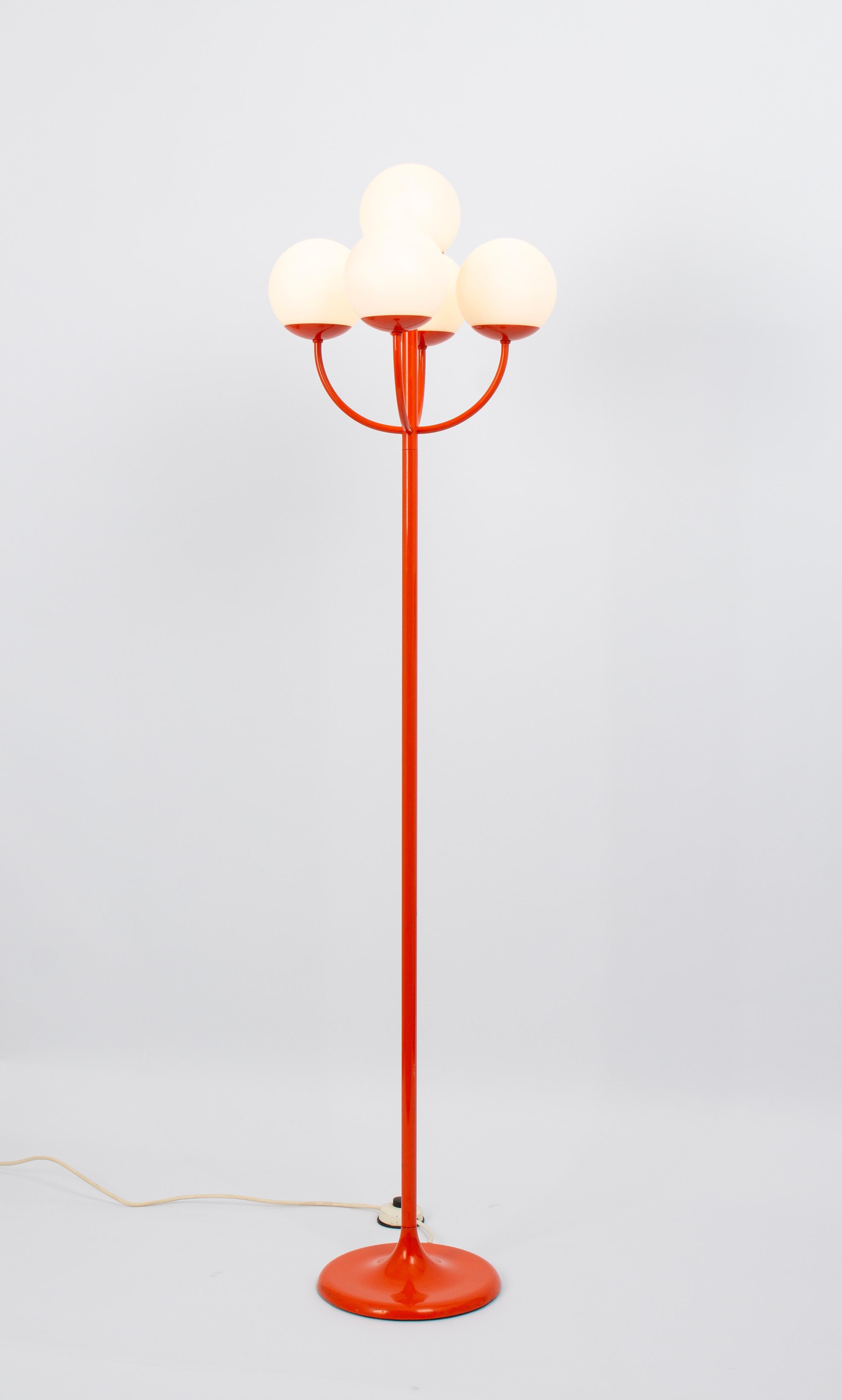Fin du 20e siècle Superbe lampadaire orange Kaiser, Allemagne, 1970 en vente