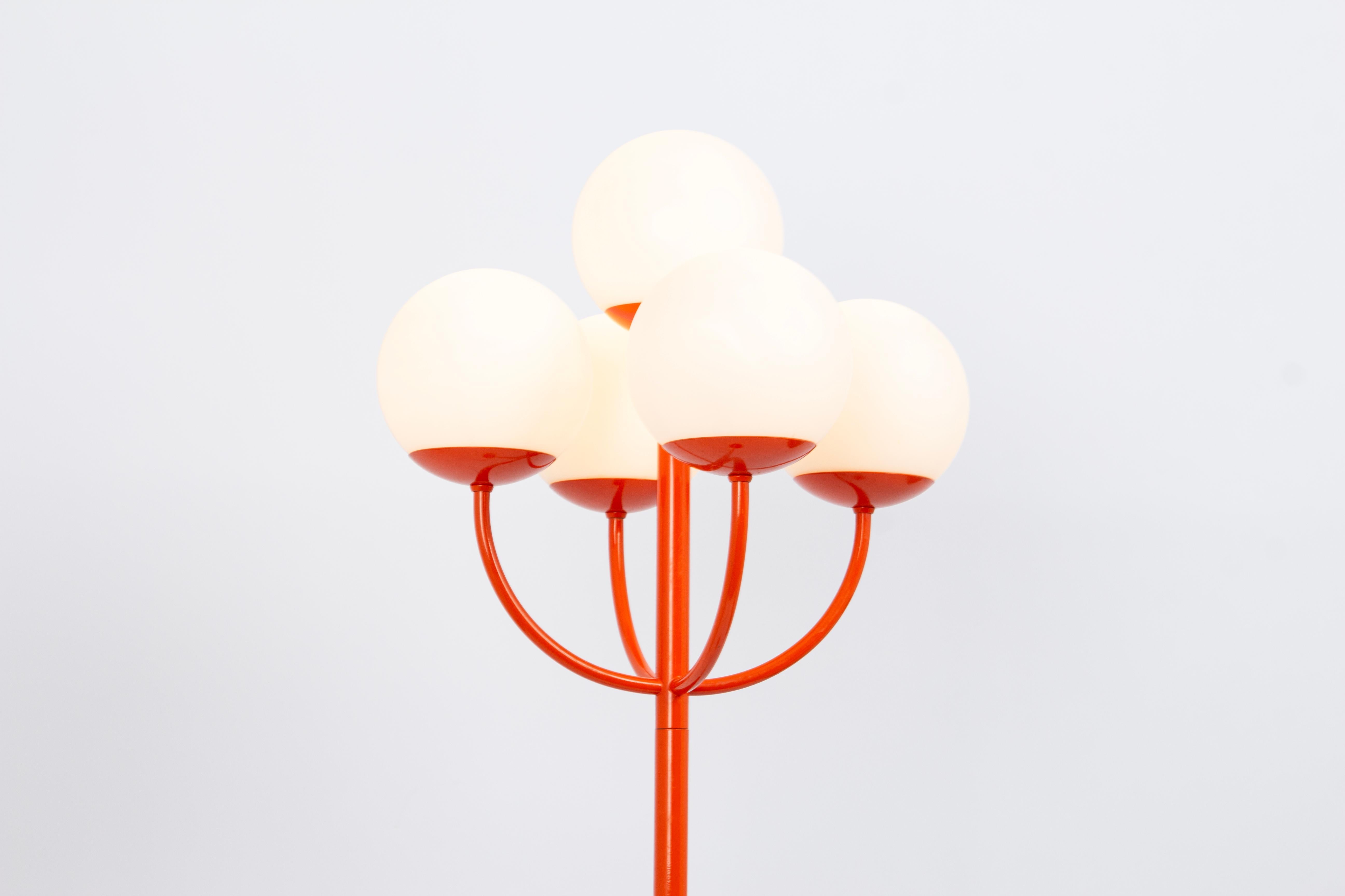 Opale Superbe lampadaire orange Kaiser, Allemagne, 1970 en vente