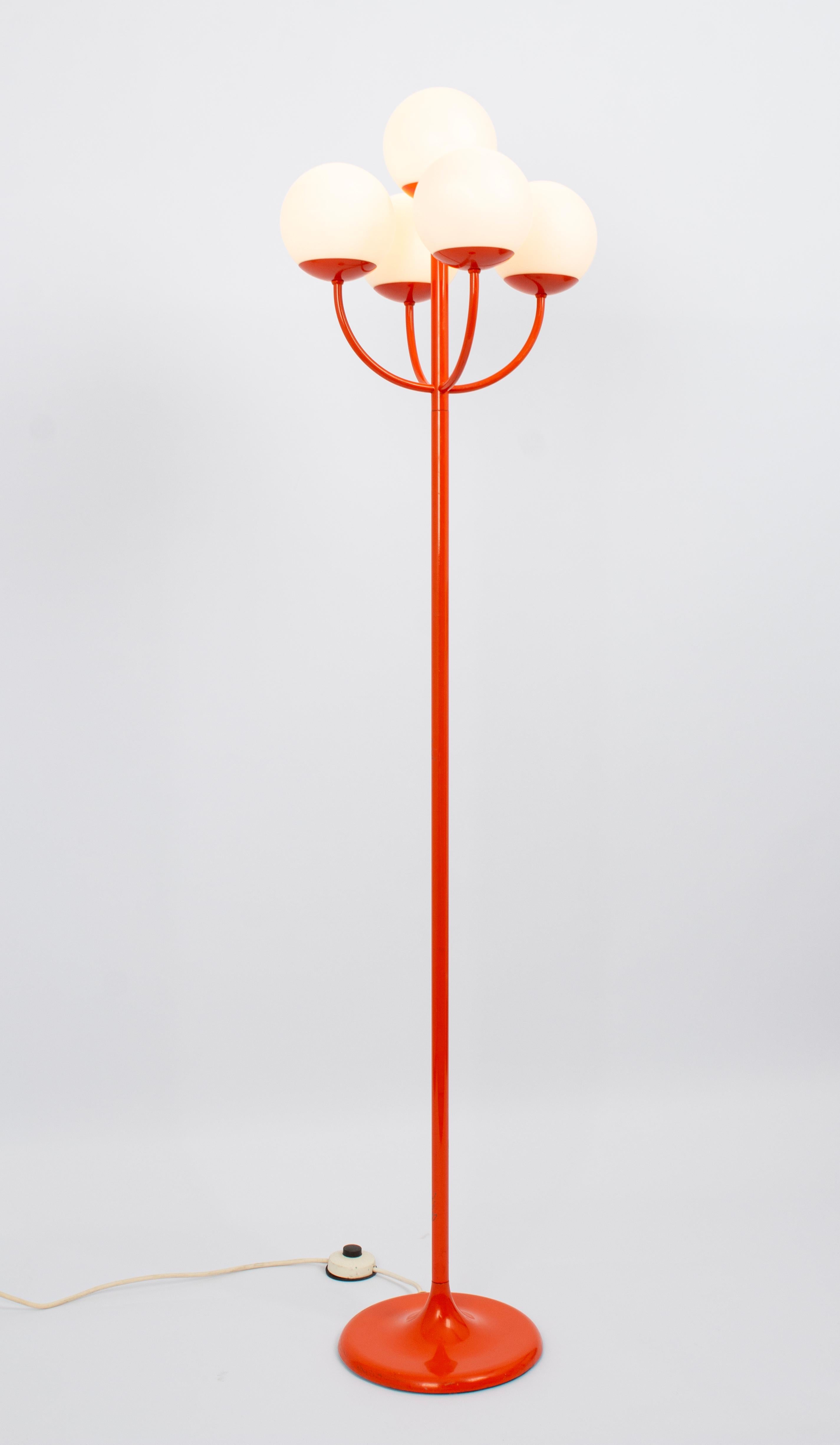 Superbe lampadaire orange Kaiser, Allemagne, 1970 en vente 1