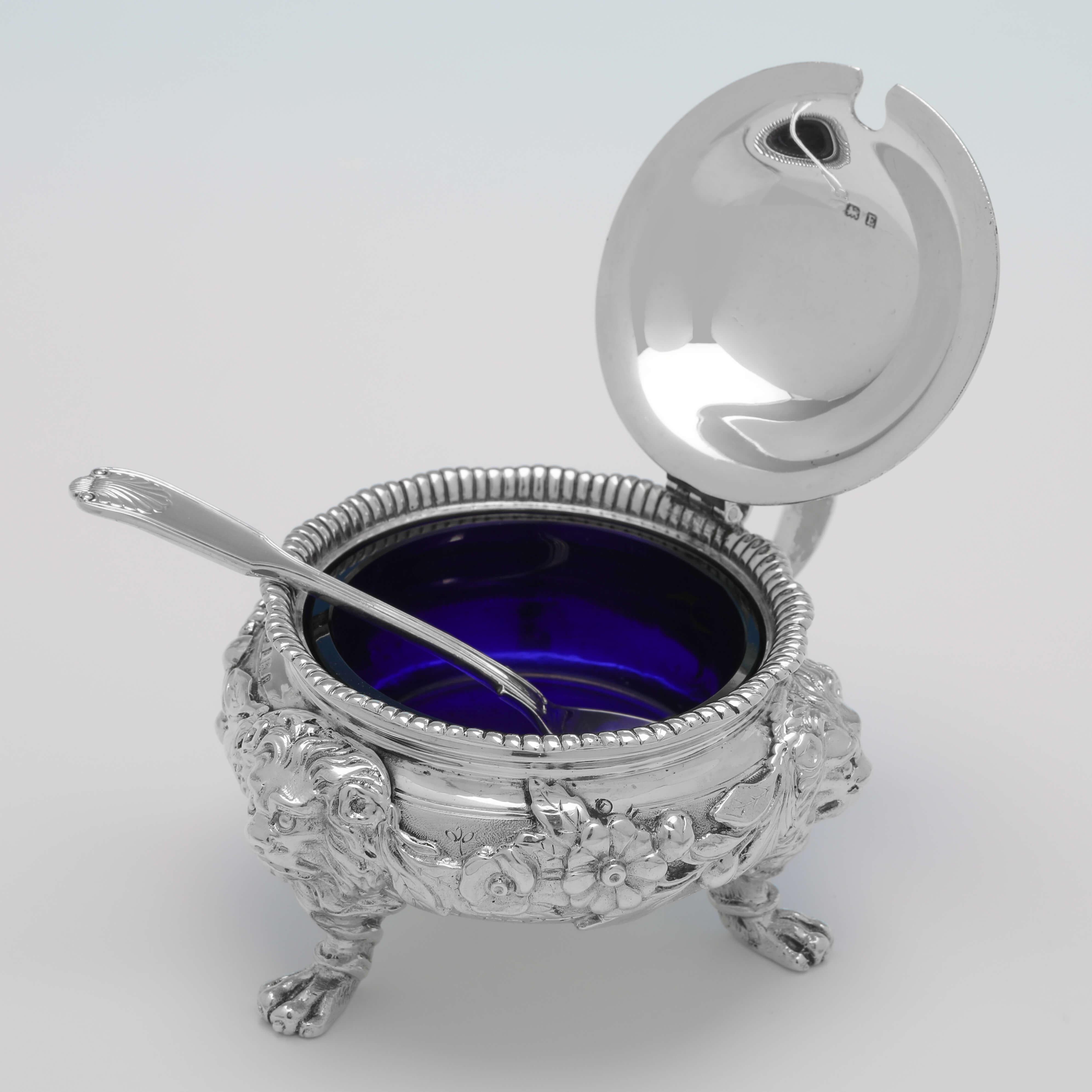 Stunning Large & Ornate Sterling Silver Condiment Set, Boxed, Elkington 1929 In Good Condition For Sale In London, London