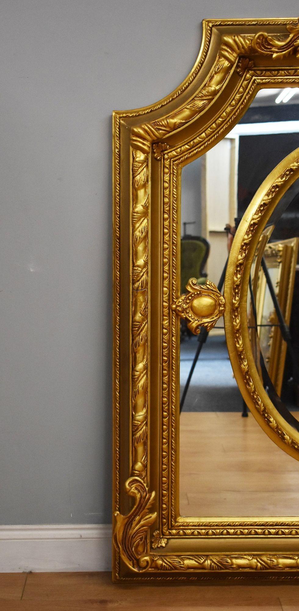 Grand miroir à cadre doré en bon état, qui serait du plus bel effet dans n'importe quelle maison.