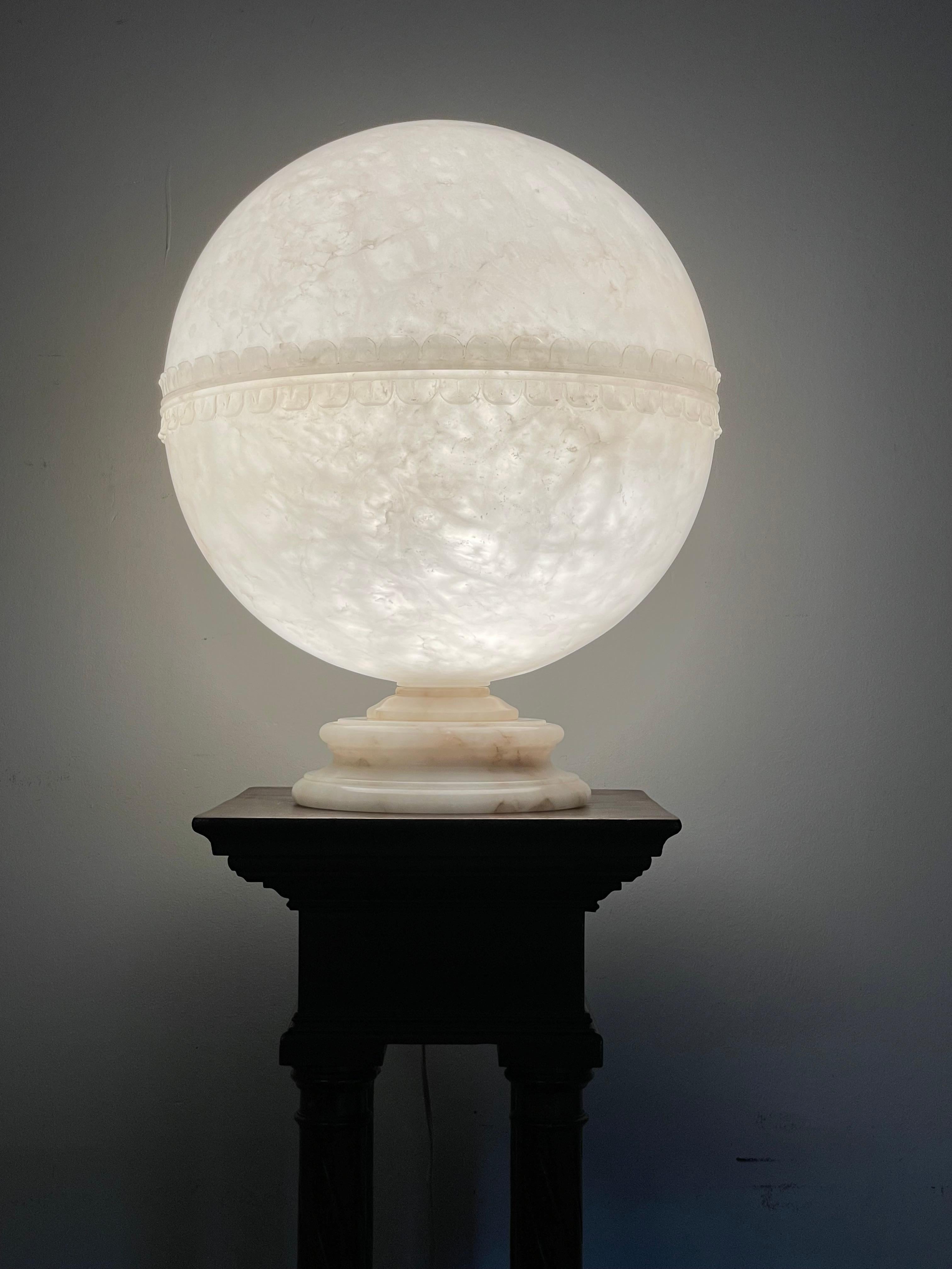 Superbe et rare lampadaire de style Art Déco en albâtre ressemblant à une lune en vente 2