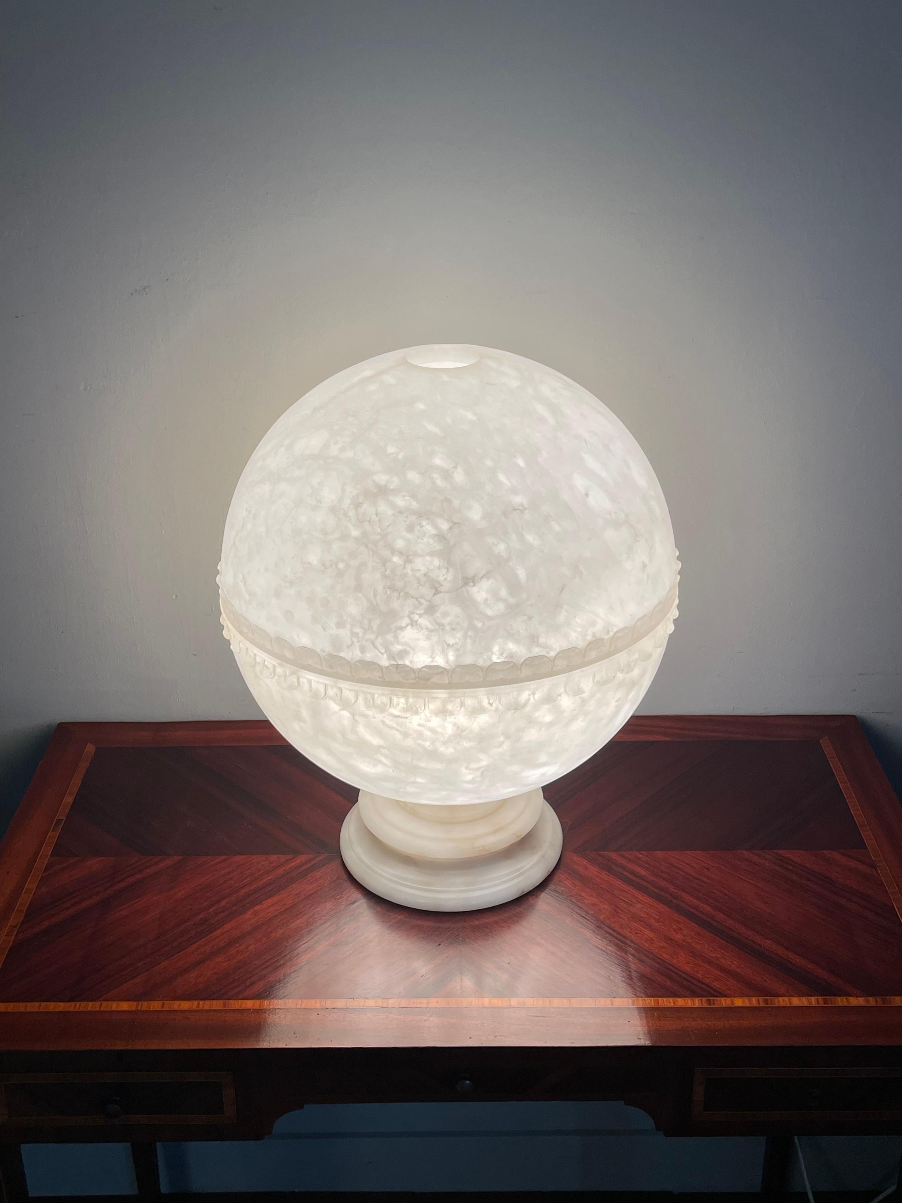 Superbe et rare lampadaire de style Art Déco en albâtre ressemblant à une lune en vente 6