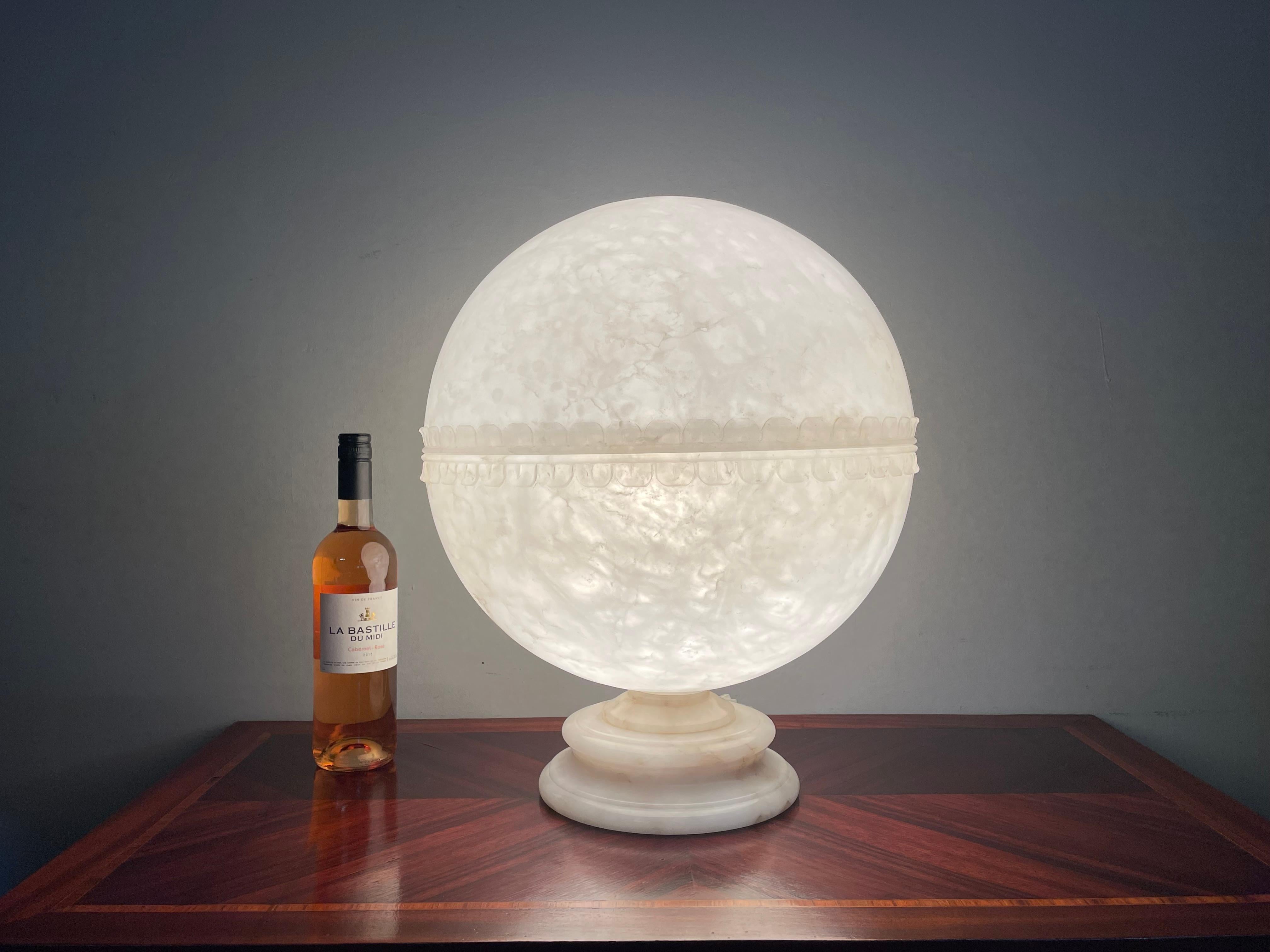 Superbe et rare lampadaire de style Art Déco en albâtre ressemblant à une lune Excellent état - En vente à Lisse, NL