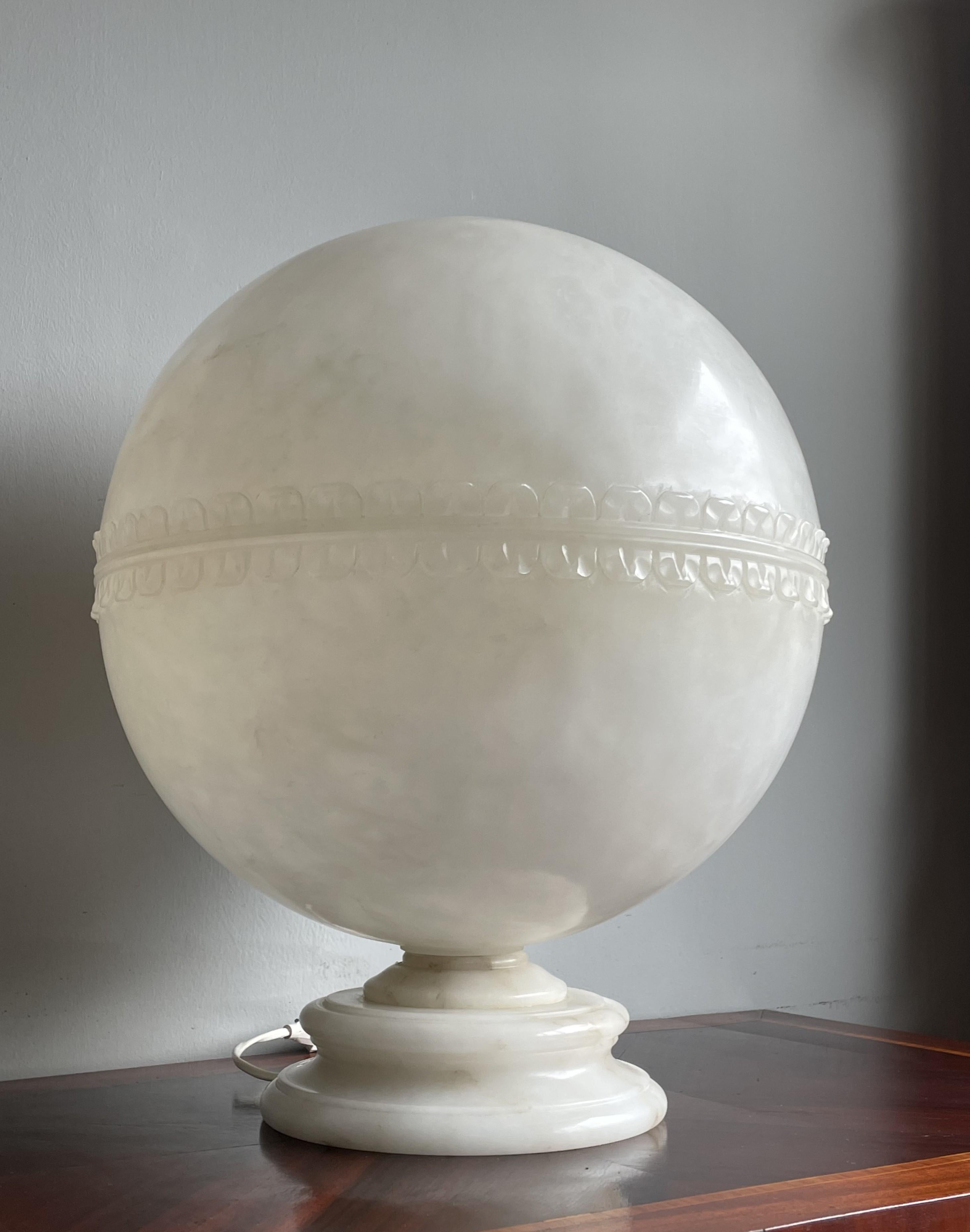 Superbe et rare lampadaire de style Art Déco en albâtre ressemblant à une lune en vente 1
