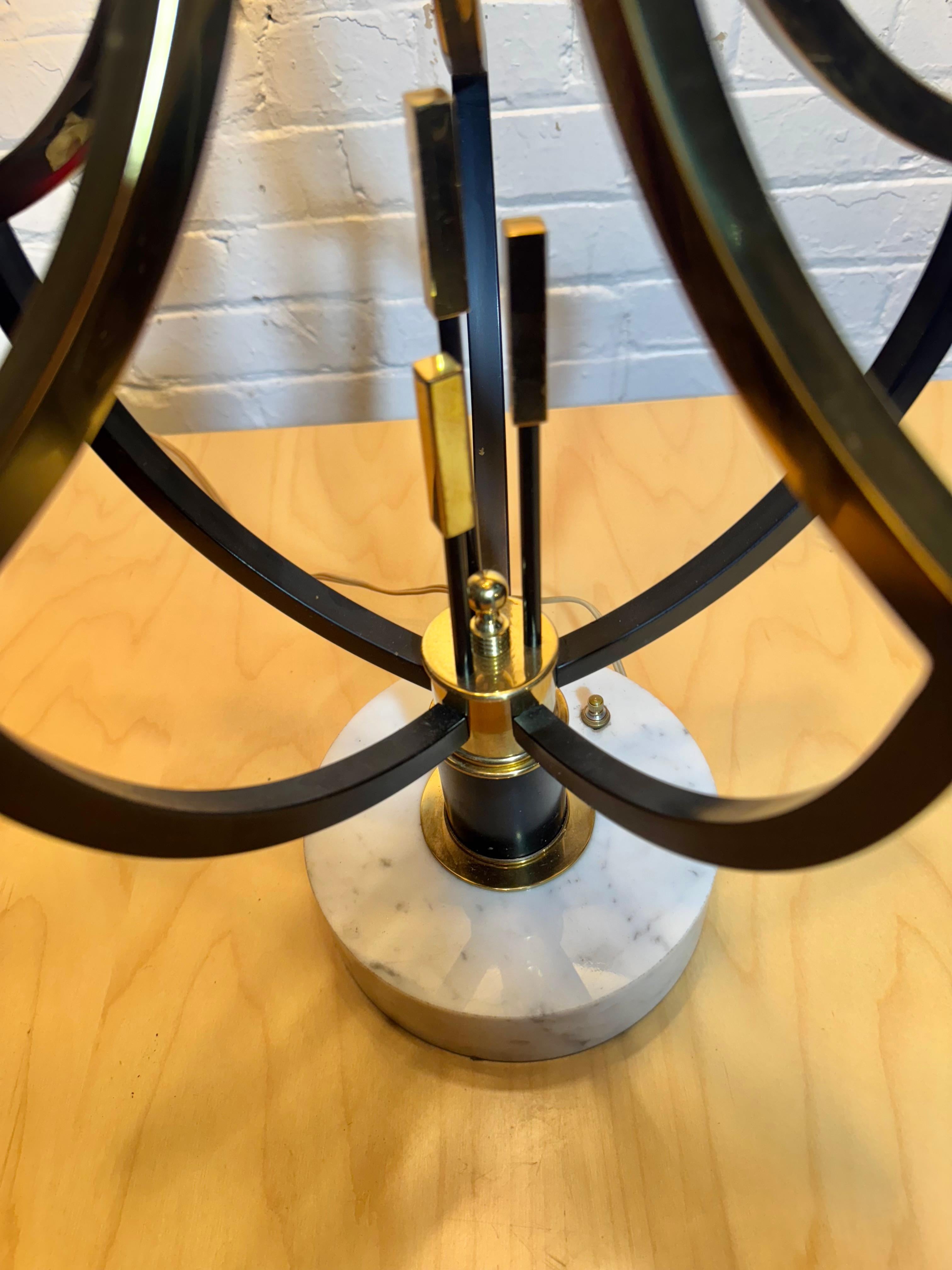 Impresionante Lámpara de mesa grande de latón y mármol estilo Regencia Modern... Conserva la pantalla original de terciopelo marrón chocolate oscuro.. Increíble estado original. Fuerte presencia .. las fotos NO hacen justicia.