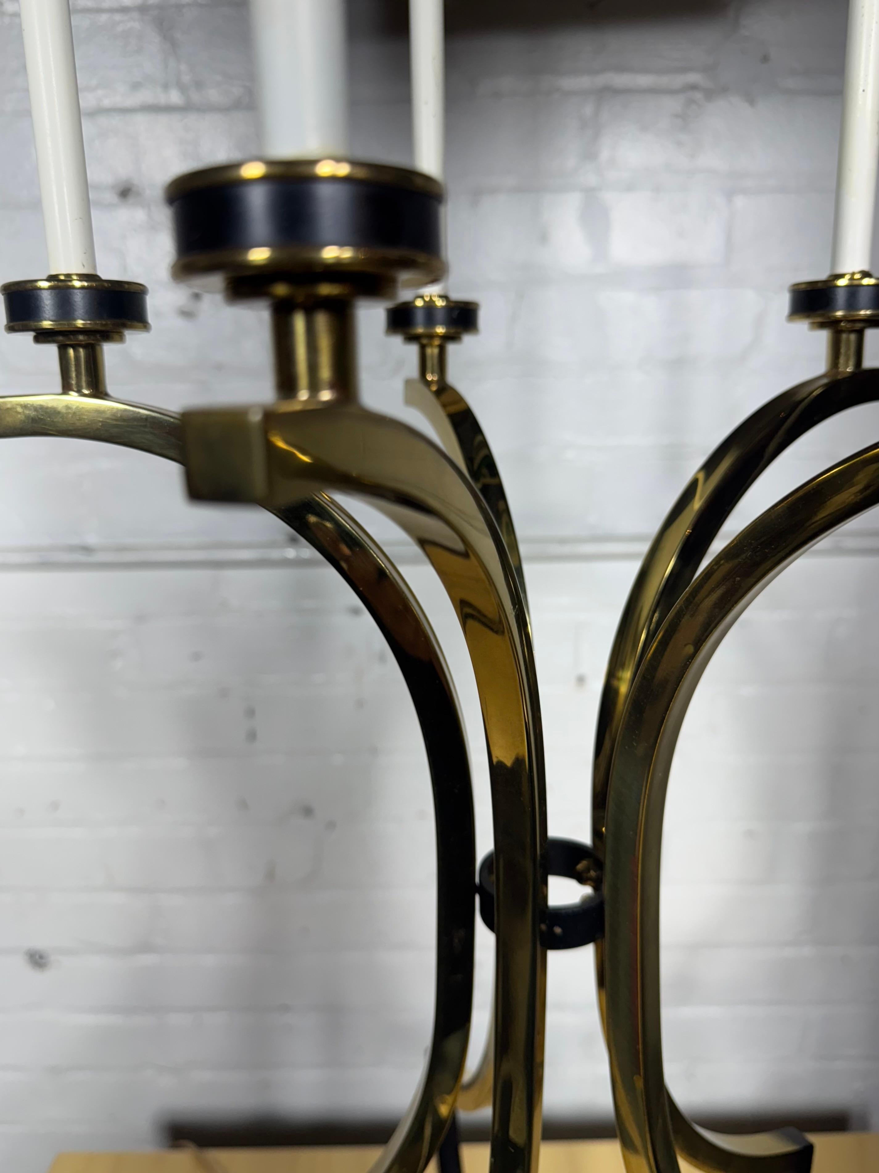 Stunning Large Regency Modern Tommi Parzinger Style Brass and Marble lamp Moderno de mediados de siglo en venta