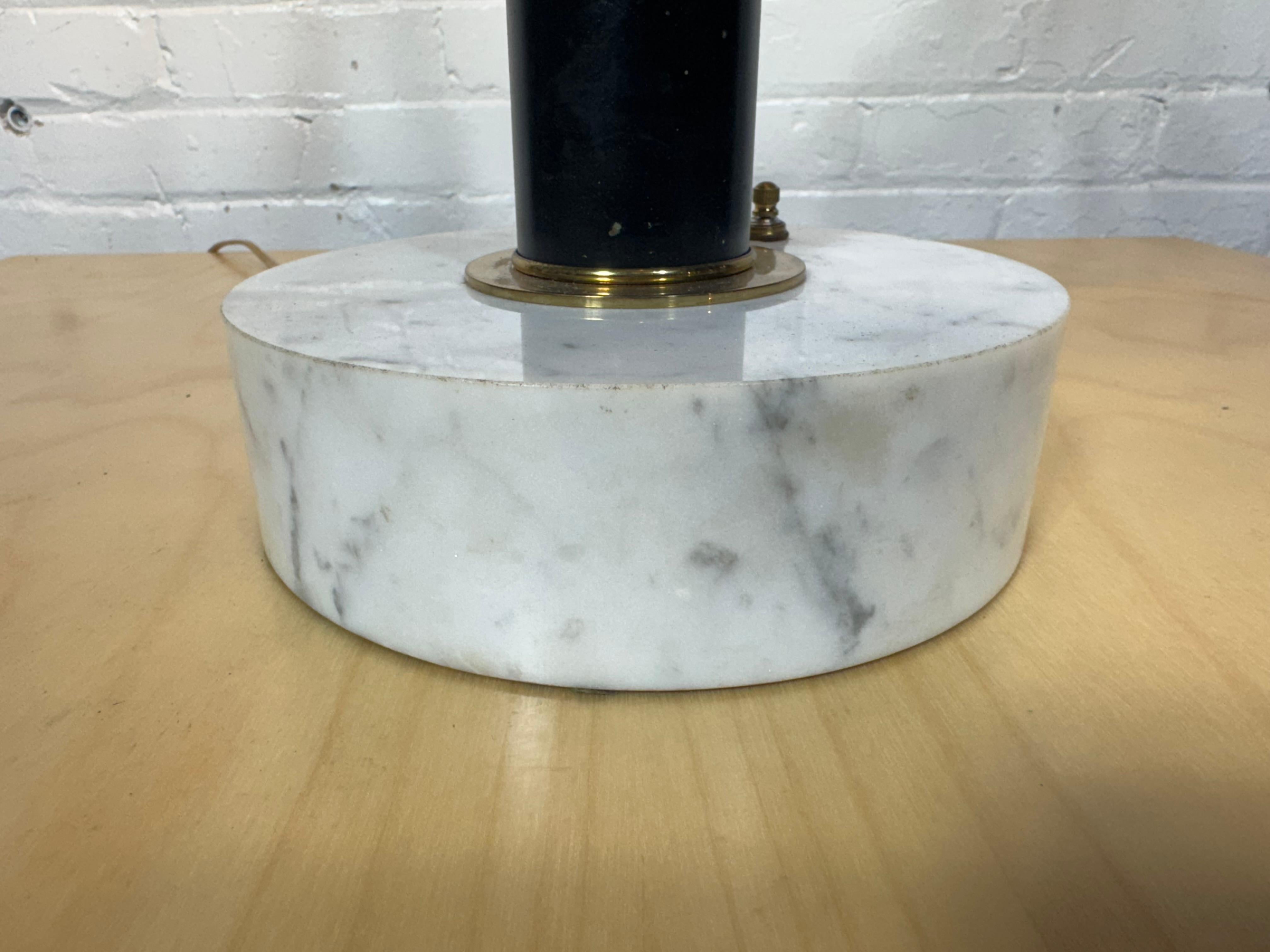 Stunning Large Regency Modern Tommi Parzinger Style Brass and Marble lamp Estadounidense en venta