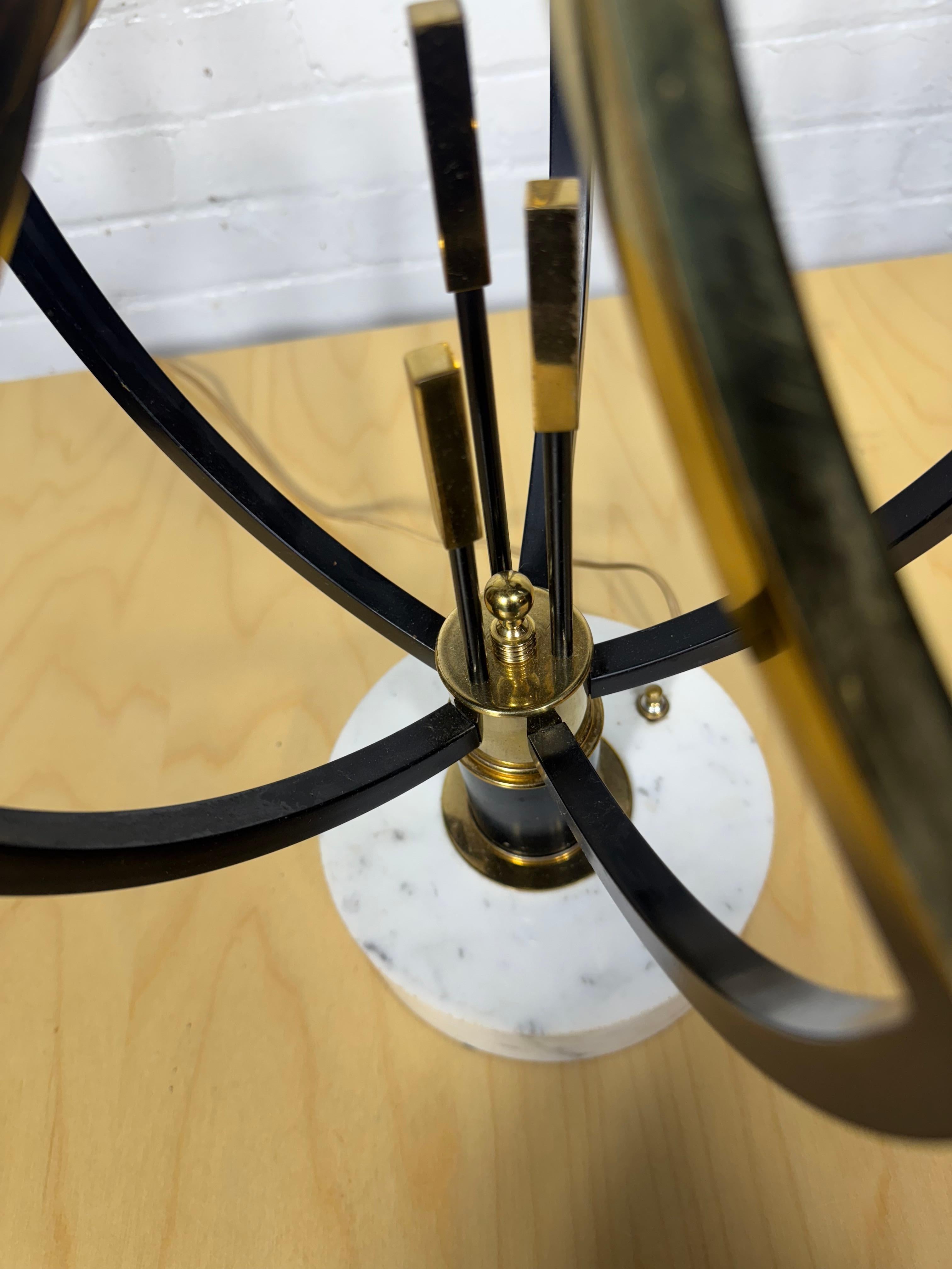 Stunning Large Regency Modern Tommi Parzinger Style Brass and Marble lamp en Bueno estado para la venta en Buffalo, NY