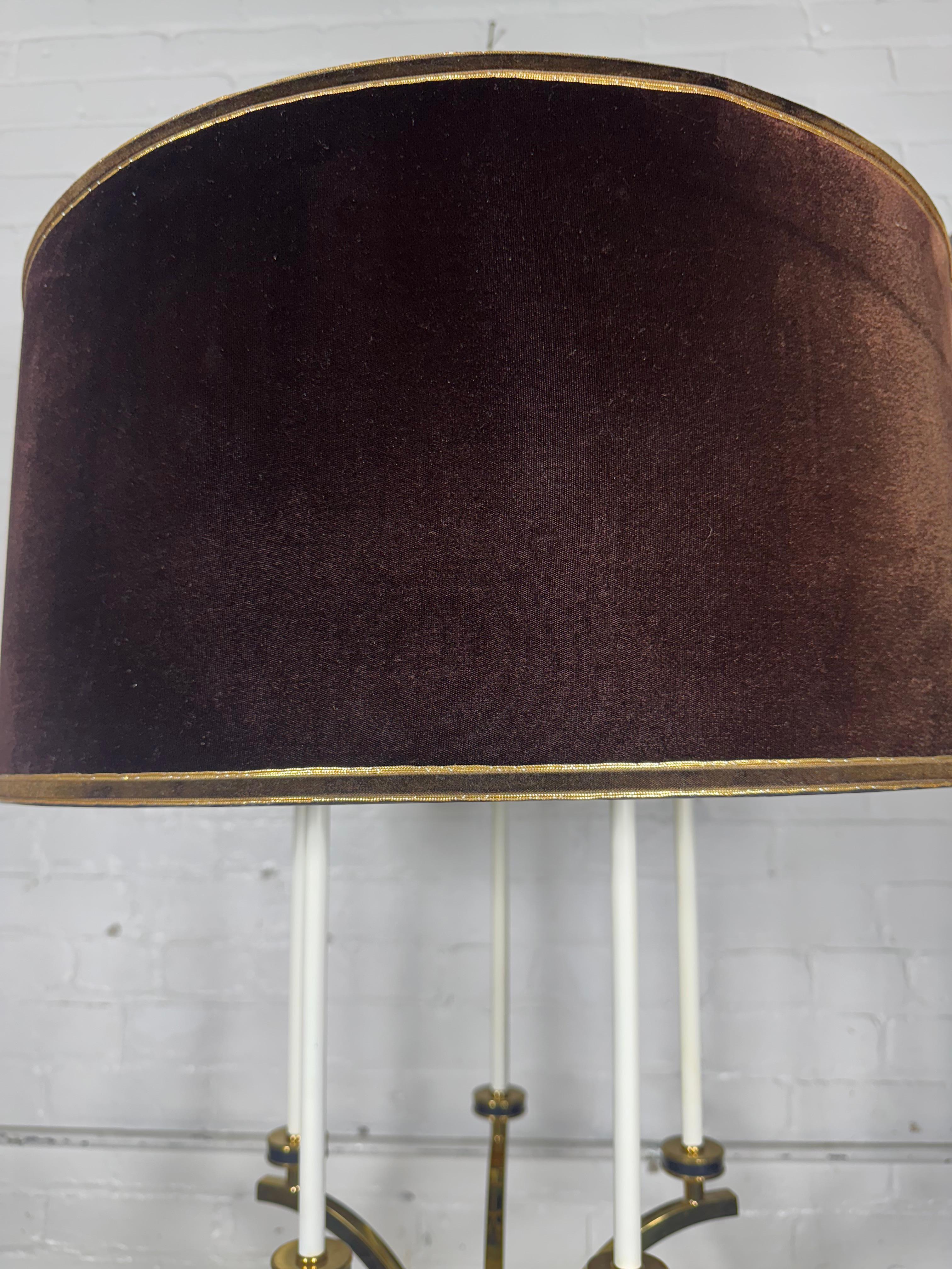 Stunning Large Regency Modern Tommi Parzinger Style Brass and Marble lamp mediados del siglo XX en venta