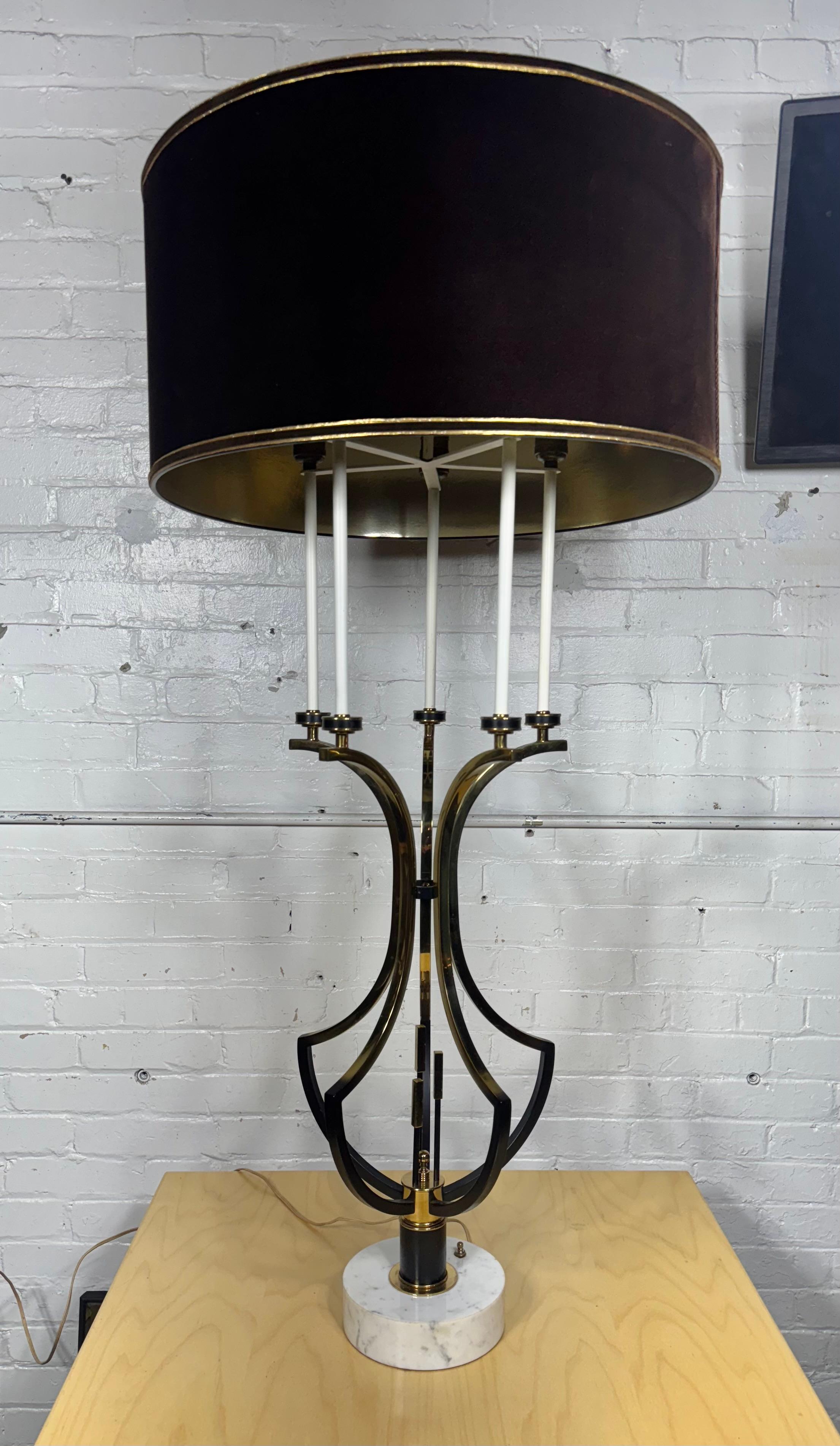 Stunning Large Regency Modern Tommi Parzinger Style Brass and Marble lamp Latón en venta