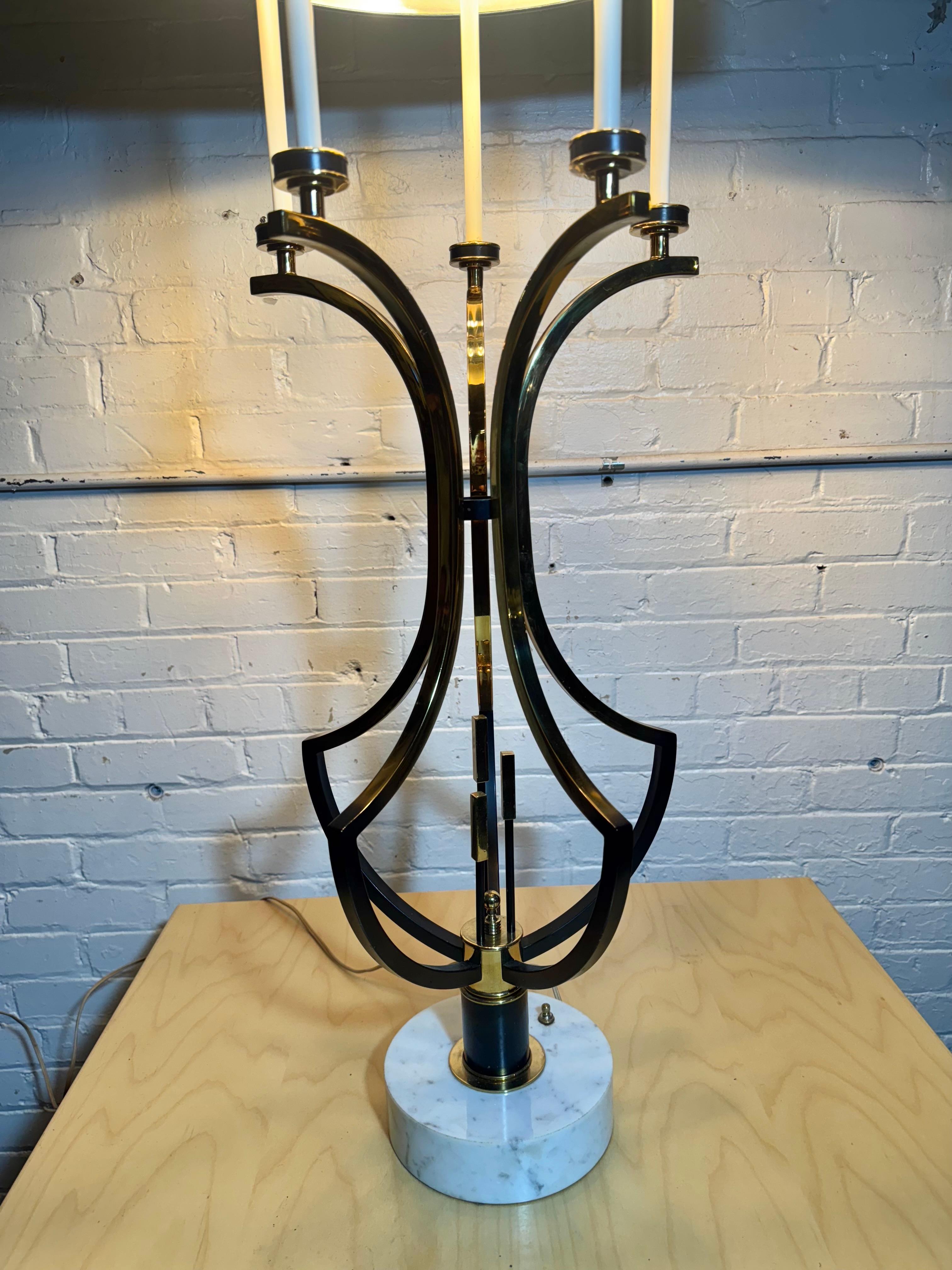 Stunning Large Regency Modern Tommi Parzinger Style Brass and Marble lamp en venta 1
