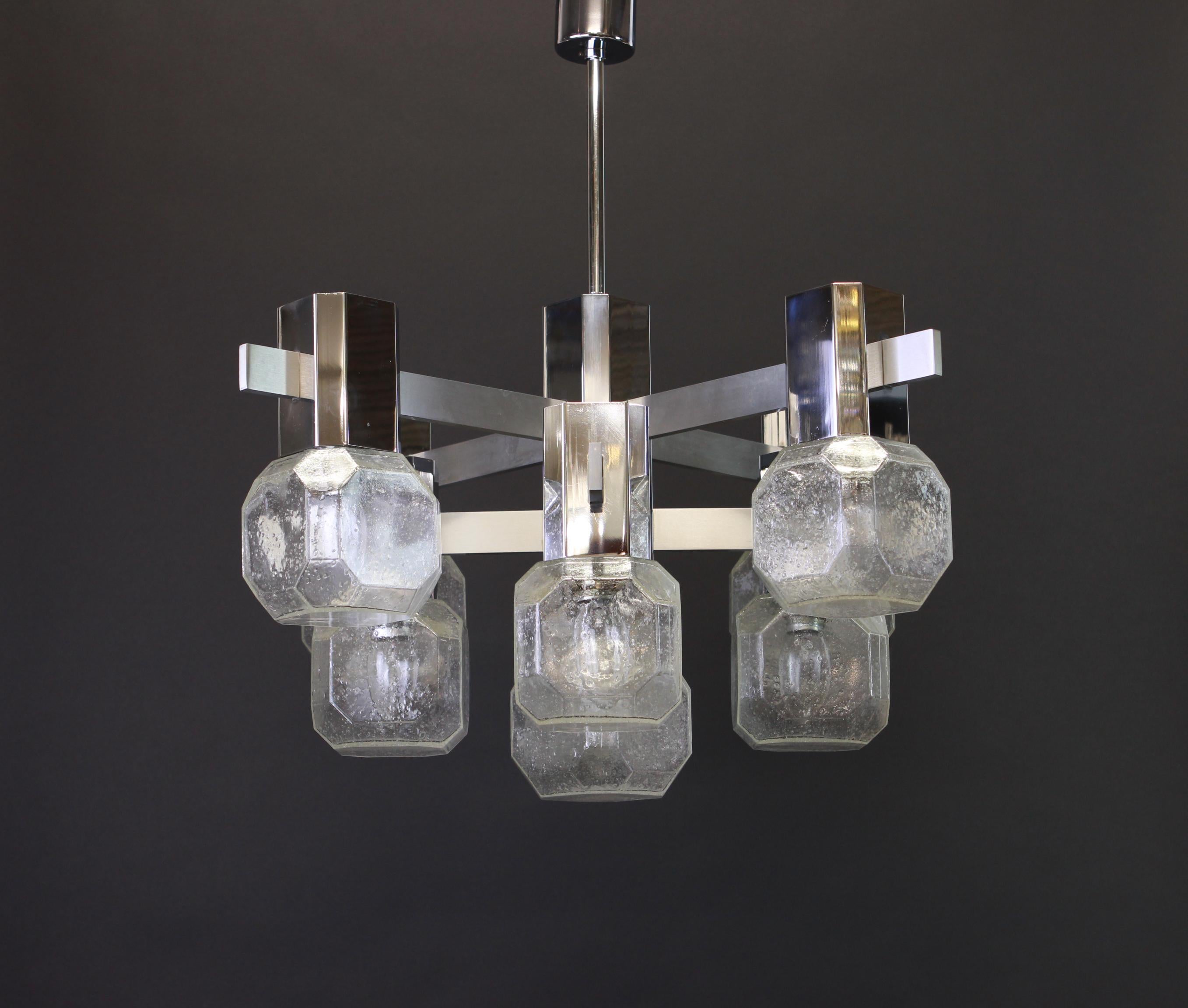 Nine-light brass chandelier in the style of Sciolari.
9 mouth-blown glasses which gives a very beautiful light effect.
The frame is made of chrome metal and aluminum.

High quality and in very good condition. Cleaned, well-wired and ready to