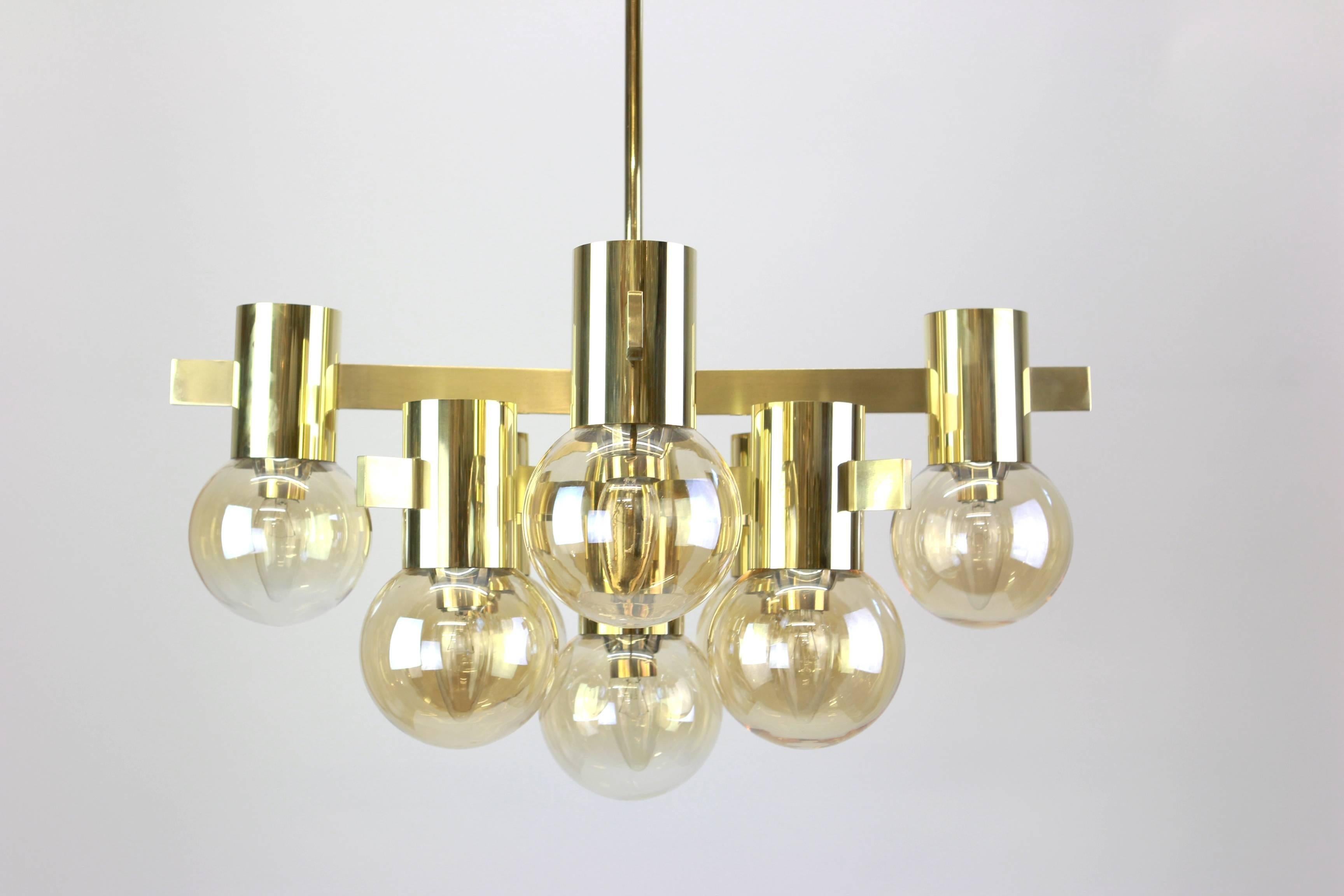 9-light brass chandelier in the style of Sciolari.
Smoked glass in a very beautiful color.
Made with brass, best of the 1960s.

High quality and in very good condition. Cleaned, well-wired and ready to use. 

The fixture requires 9 x E14 Standard