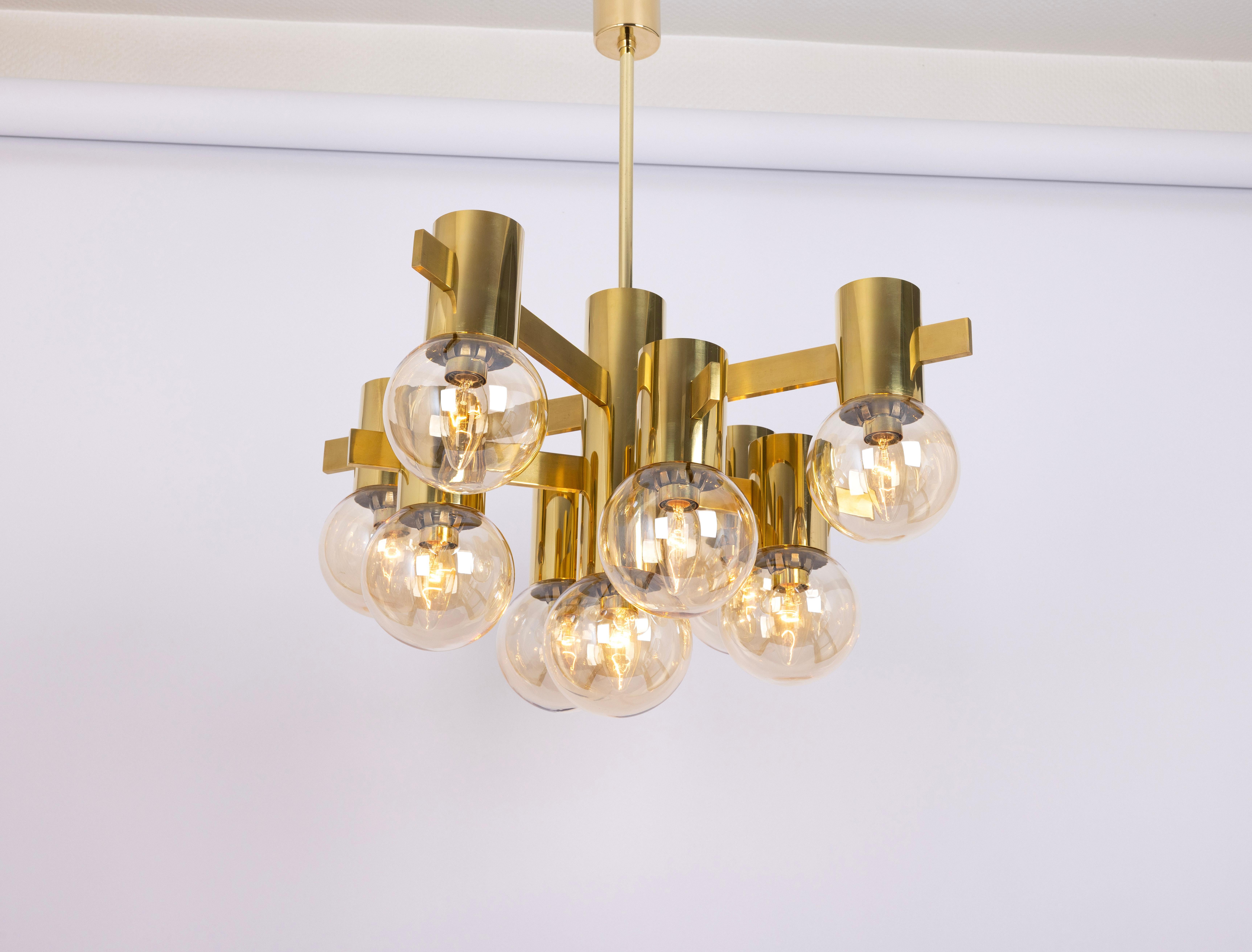 Lustre à 9 lumières en laiton dans le style de Sciolari.
Verre fumé d'une très belle couleur.
Fabriqué en laiton, le meilleur des années 1960.

De haute qualité et en très bon état. 

Le luminaire nécessite 9 ampoules standard E14 de 40 W maximum