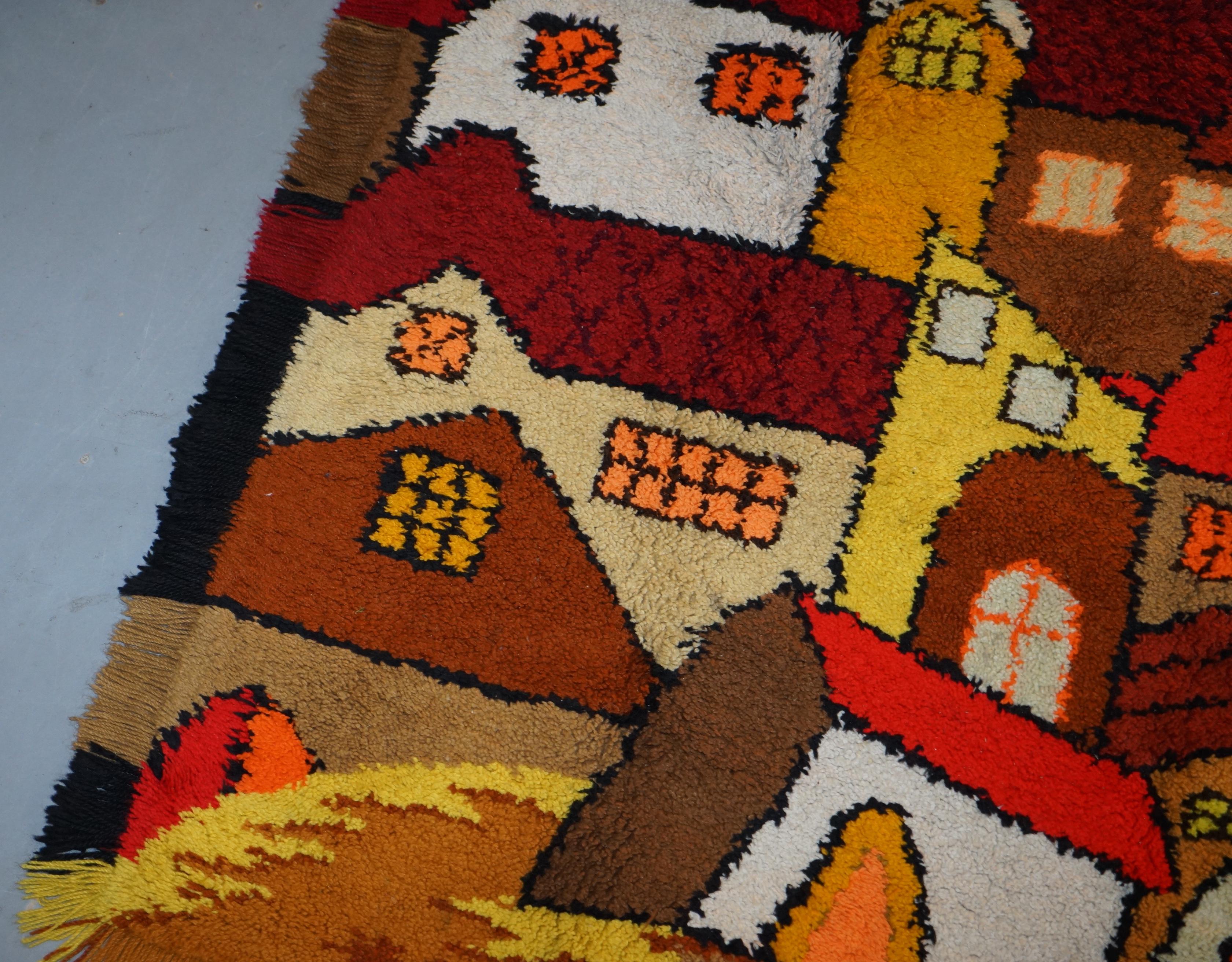 Stunning Large Shag Pile Rug Depicting Houses in the Style of L.S Lowry In Good Condition For Sale In West Sussex, Pulborough
