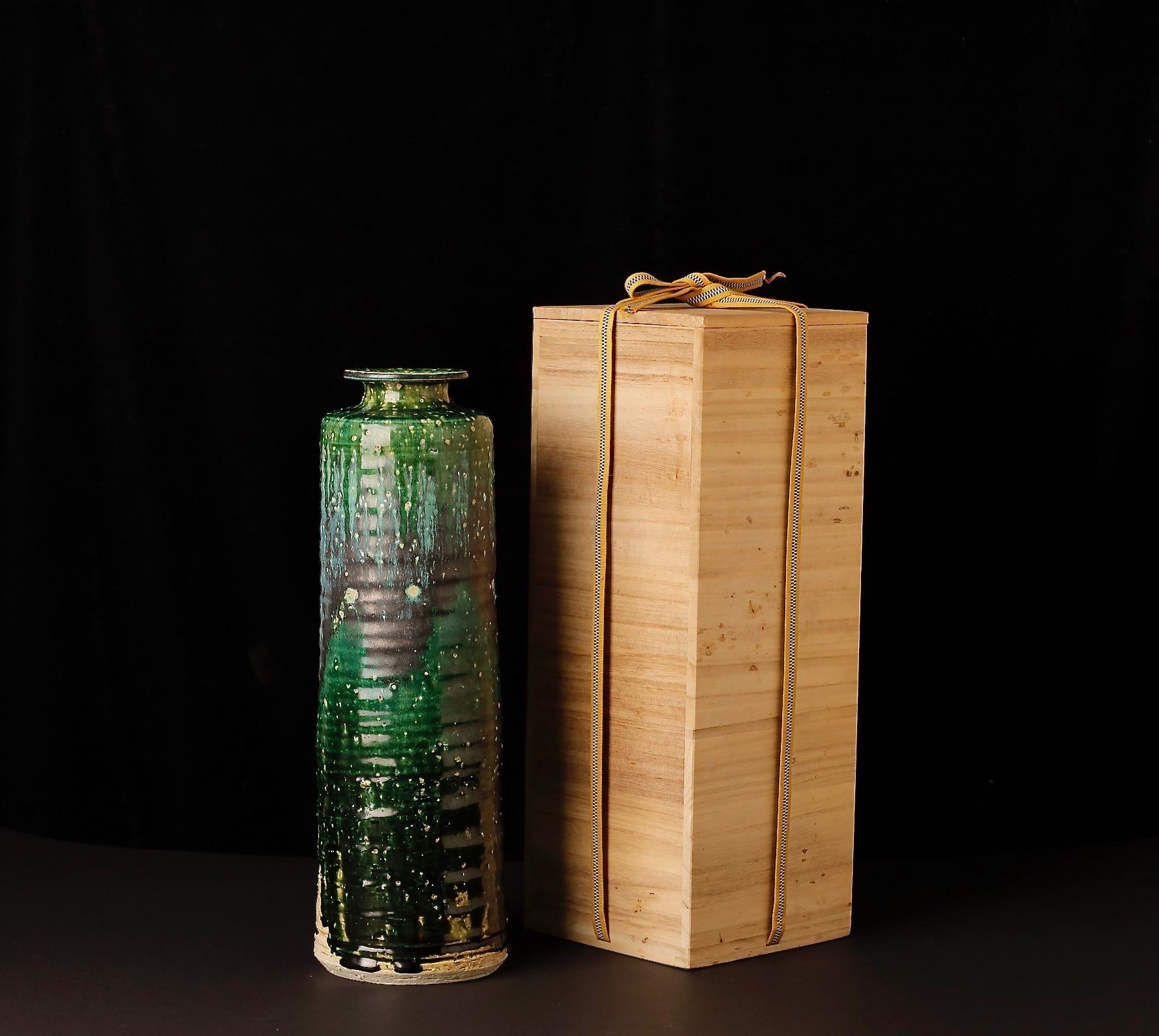 Experience the profound beauty of Shigaraki ceramics with this masterfully crafted vase by Kandagawa Toshiro. This exceptional piece, aptly titled “Mind,” showcases the unique glaze techniques that set Shigaraki ware apart. Its robust form and