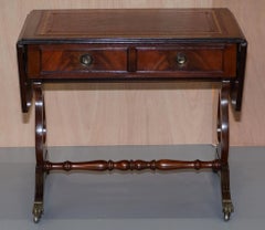 Stupendo tavolino grande con piano allungabile in pelle Oxblood con foglie d'oro in rilievo