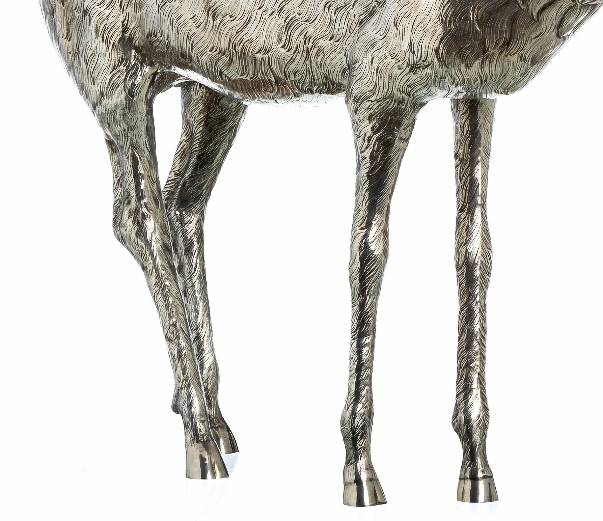 STUPENDA SCULTURA DI CERVO IN ARGENTO DI GRANDE DIMENSIONE XX SECOLO
Portoghese
in argento 925% a rilievo, di dimensioni perfette, con marchio di fabbrica
 Peso approssimativo: 5408 g
Dimensioni: 86,5 x 84 cm
condizioni eccellenti