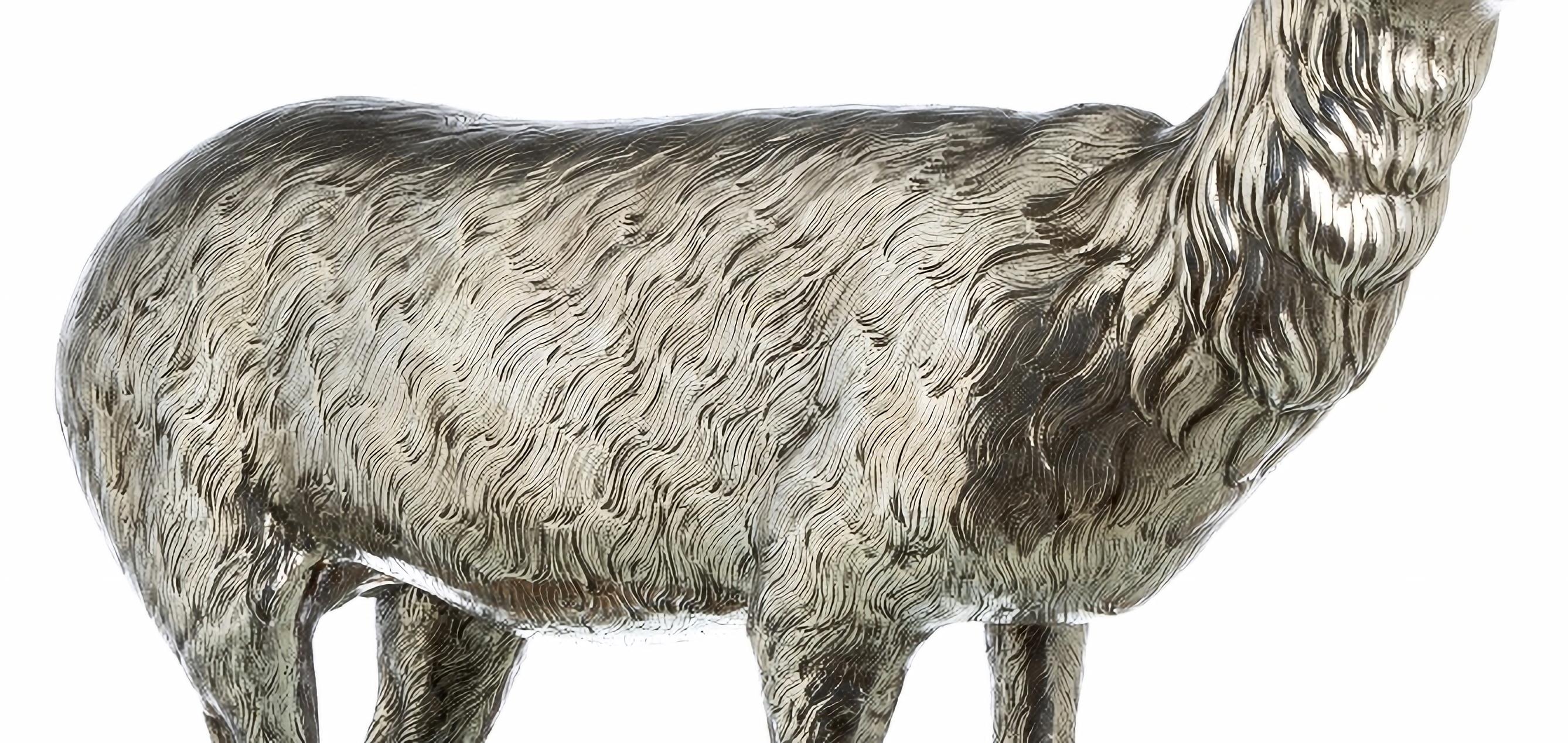 Moderno STUPENDA SCULTURA DI CERVO IN ARGENTO DI GRANDE DIMENSIONE XX SECOLO in vendita