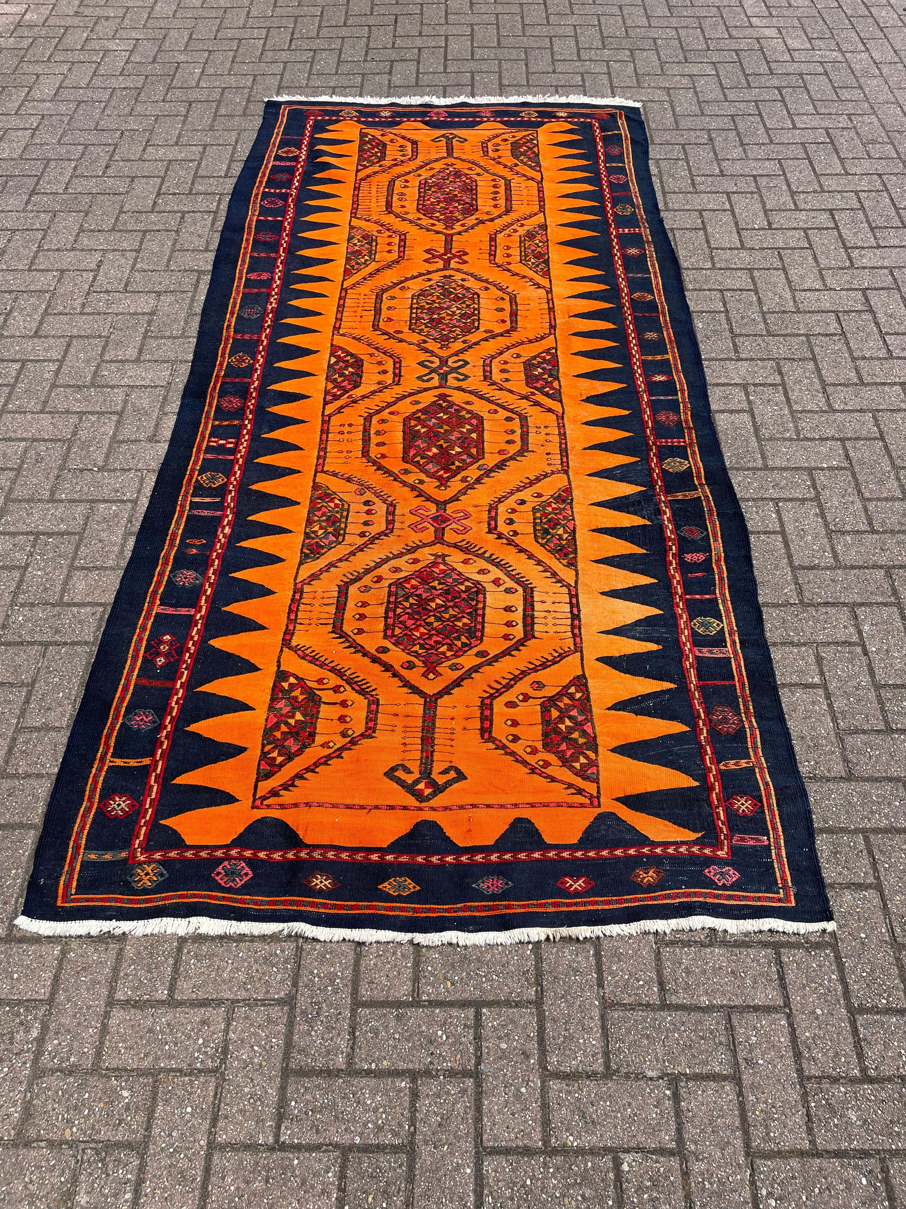 Ideal size, great looking and wonderful condition rug.

When it comes to decorating the floors of your home we cannot think of a better way then with good quality and clean rugs. Over the past 5 years this particular kind of rug (Kilim) has become