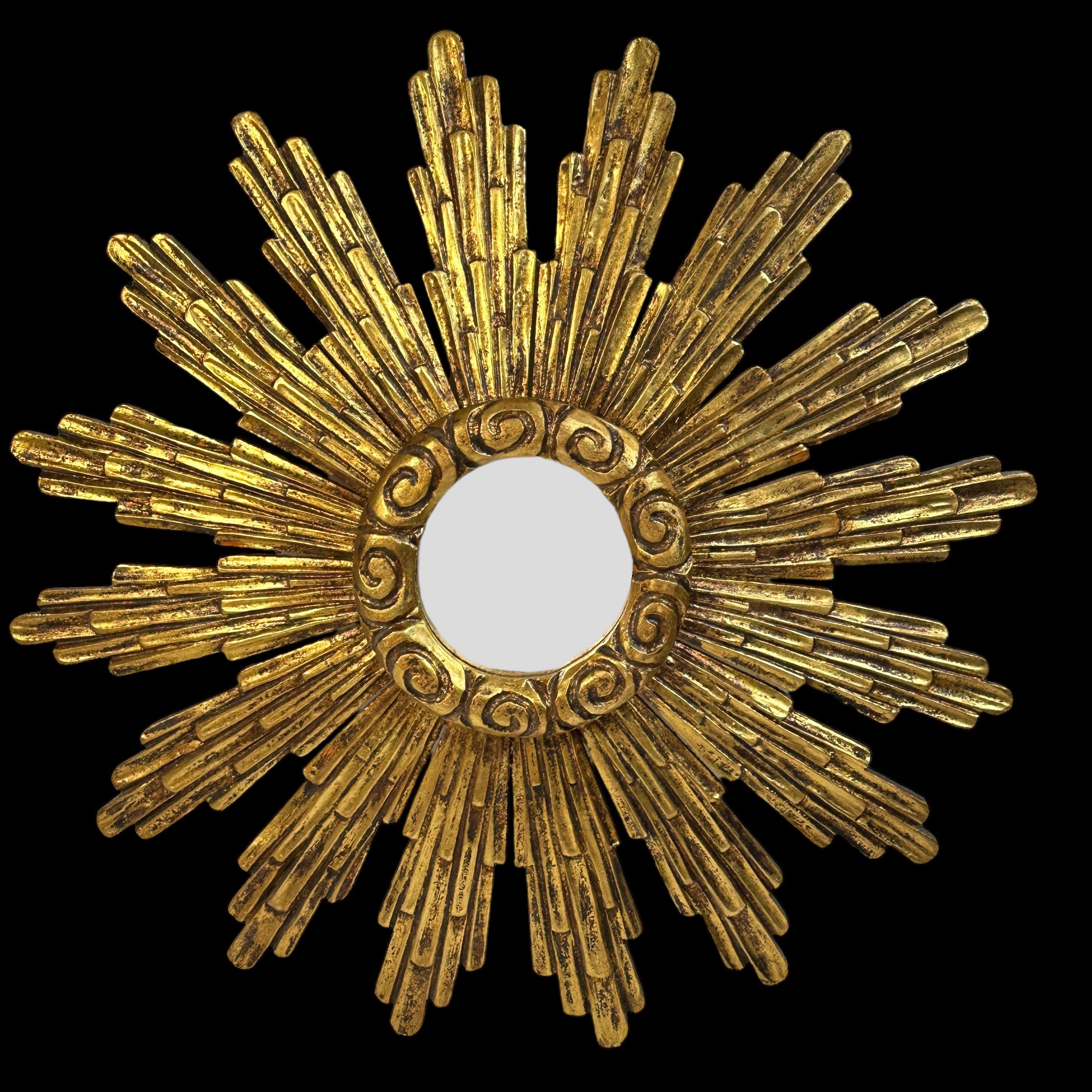 Un magnifique miroir en forme d'étoile et de soleil. Fabriqué en bois doré. Aucun éclat, aucune fissure, aucune réparation. Il mesure environ 23,5 pouces de diamètre, le miroir lui-même mesure environ 4 3/4 pouces de diamètre. Il est situé à environ