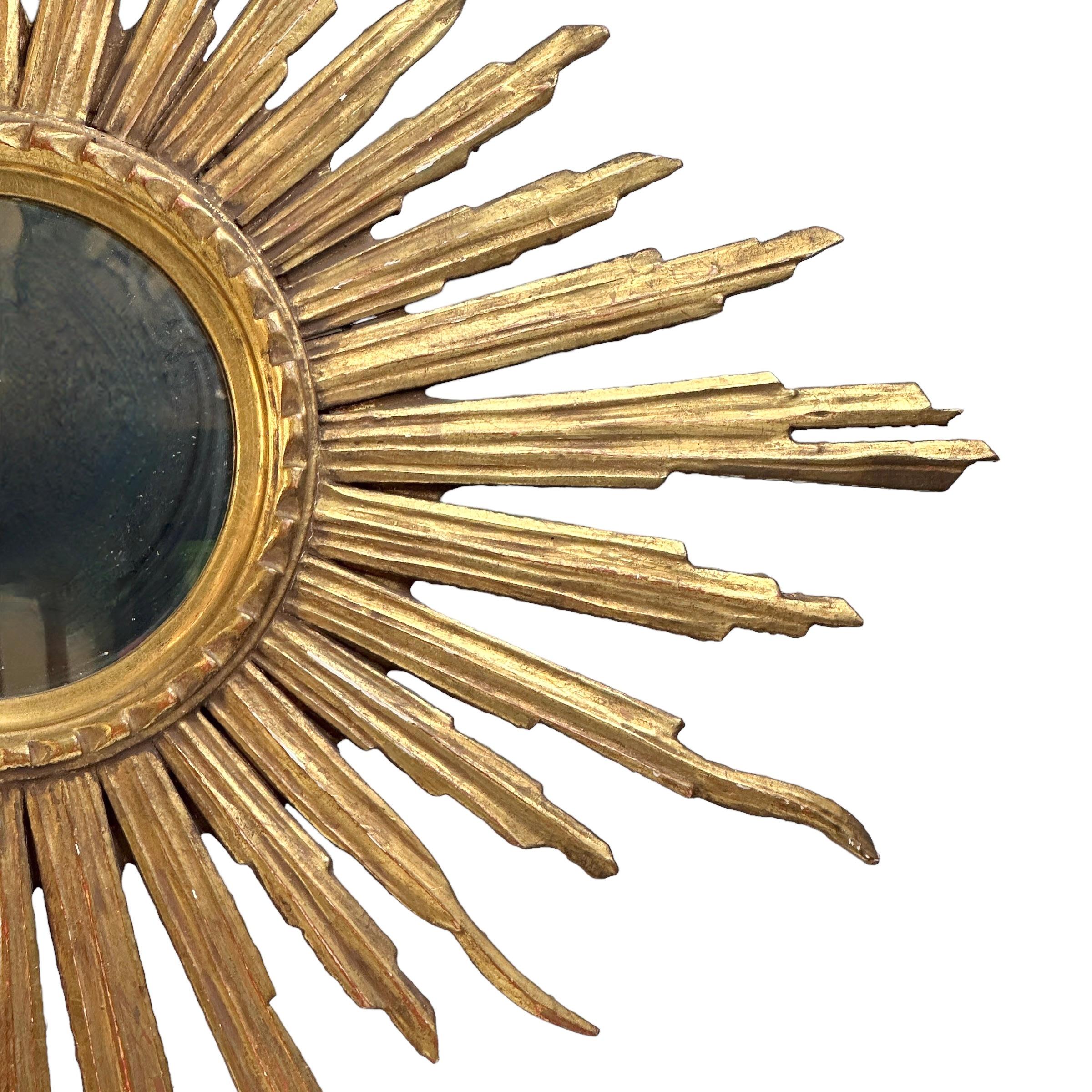 Doré Superbe grand miroir en étoile en bois doré, Italie, vers 1950 en vente