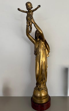 Splendida e di grandi dimensioni, la scultura dorata della Vergine Mary & Child Jesus di Albert Roze