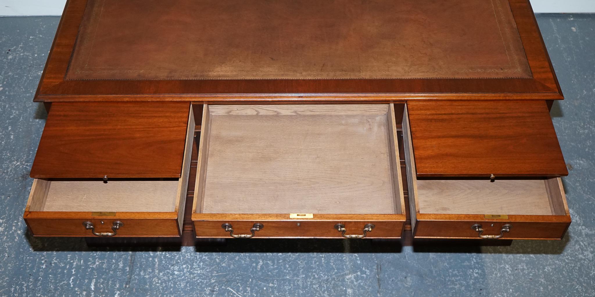 STUNNING LARGE TWiN PEDESTAL DESK BROWN LEATHER TOP SLIDING OUT TRAYS 8 DRAWERS For Sale 4