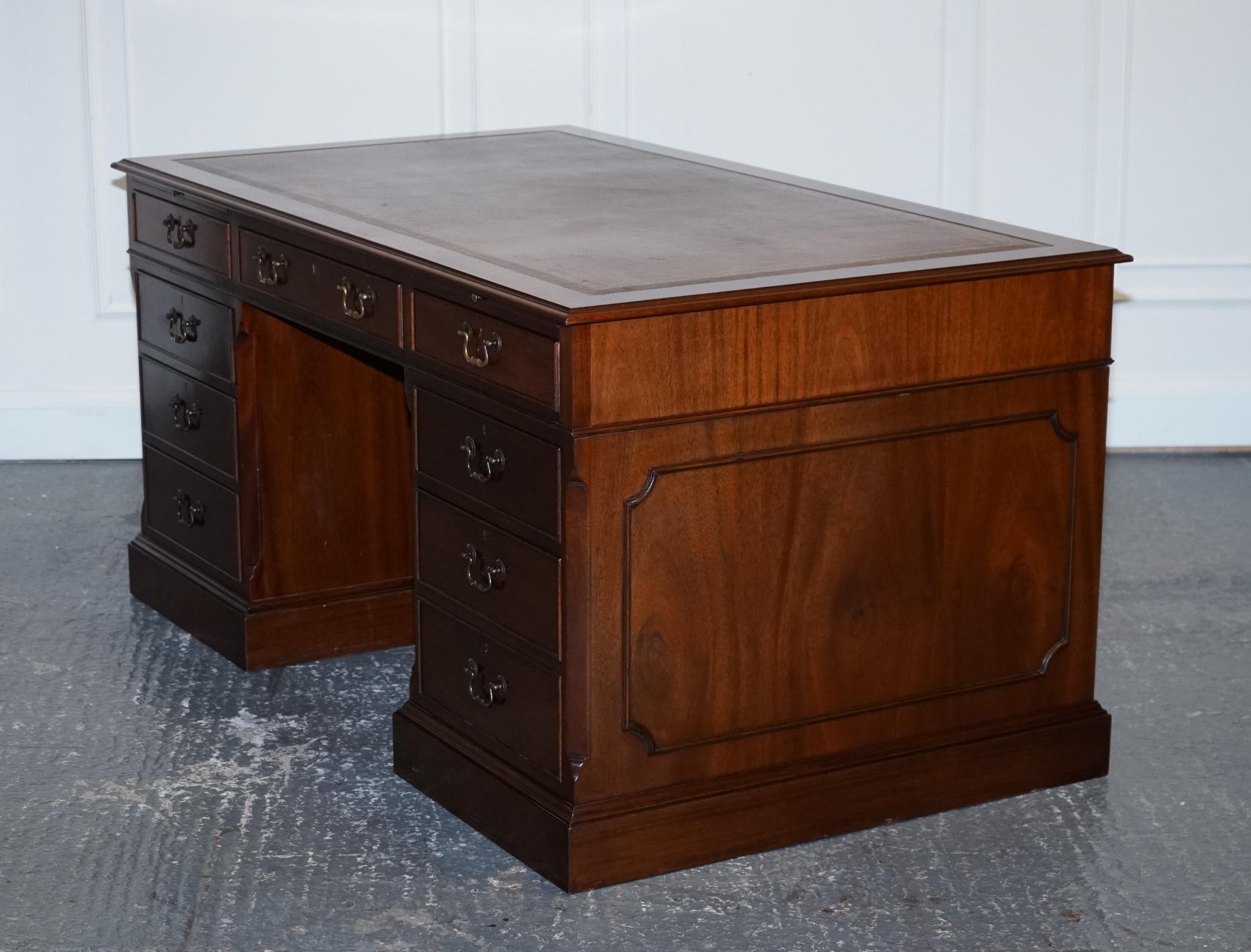 STUNNING LARGE TWiN PEDESTAL DESK BROWN LEATHER TOP SLIDING OUT TRAYS 8 DRAWERS For Sale 8
