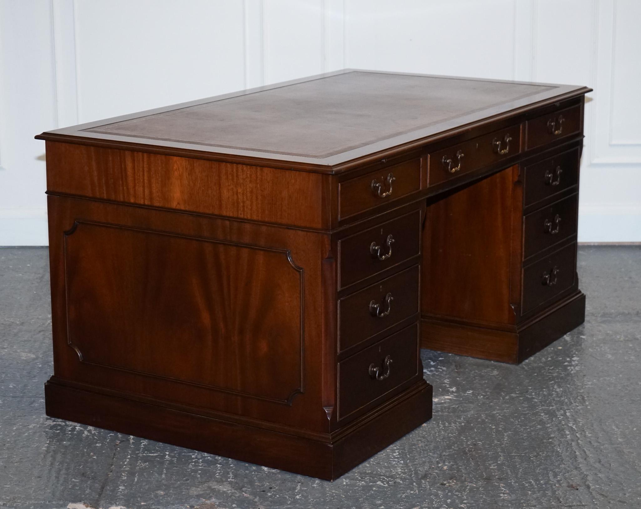 STUNNING LARGE TWiN PEDESTAL DESK BROWN LEATHER TOP SLIDING OUT TRAYS 8 DRAWERS For Sale 9