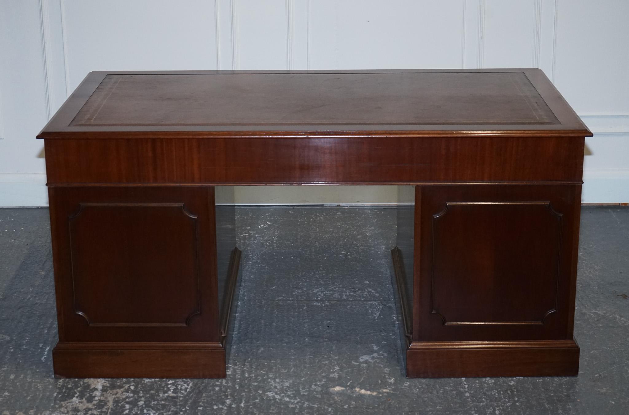 STUNNING LARGE TWiN PEDESTAL DESK BROWN LEATHER TOP SLIDING OUT TRAYS 8 DRAWERS For Sale 10