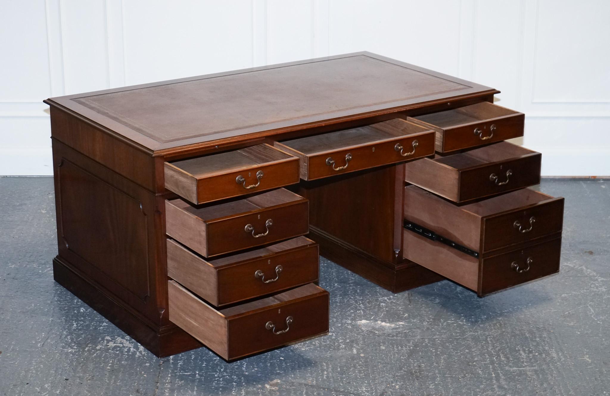 British STUNNING LARGE TWiN PEDESTAL DESK BROWN LEATHER TOP SLIDING OUT TRAYS 8 DRAWERS For Sale