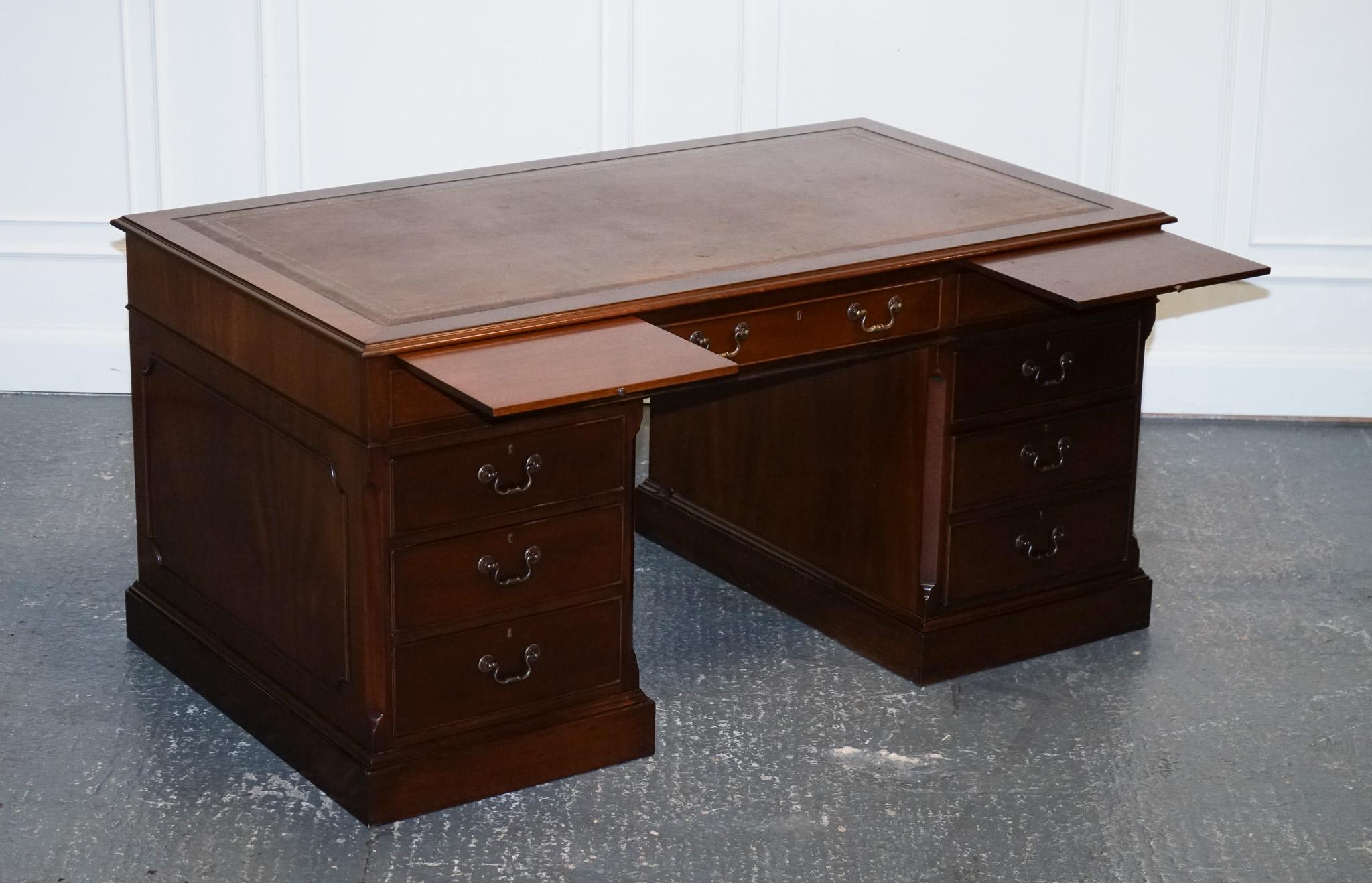 Hand-Crafted STUNNING LARGE TWiN PEDESTAL DESK BROWN LEATHER TOP SLIDING OUT TRAYS 8 DRAWERS For Sale