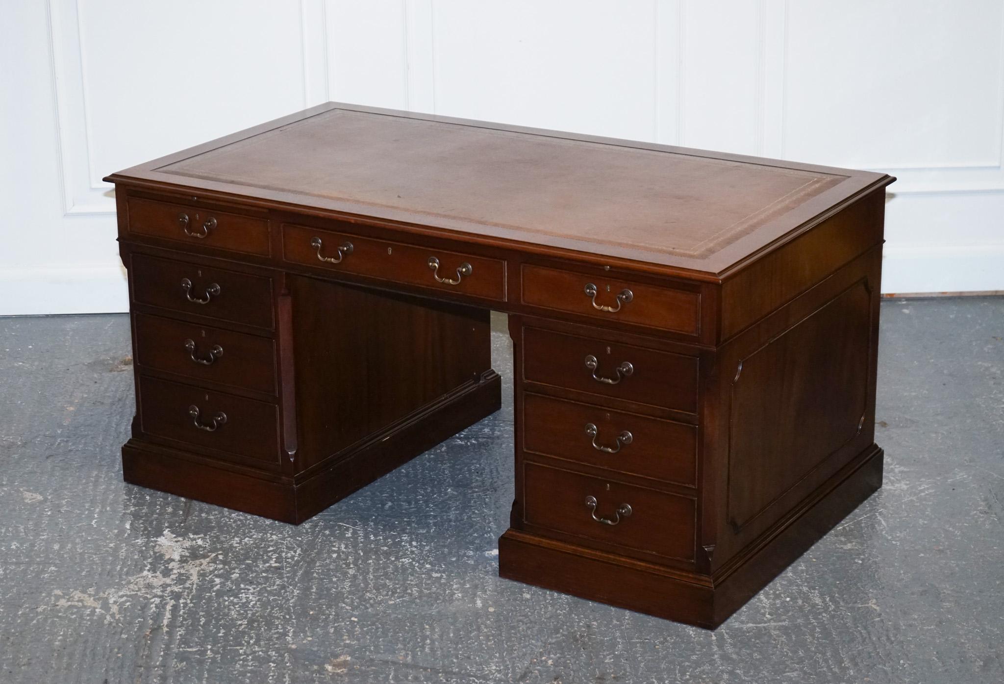 STUNNING LARGE TWiN PEDESTAL DESK BROWN LEATHER TOP SLIDING OUT TRAYS 8 DRAWERS In Good Condition For Sale In Pulborough, GB