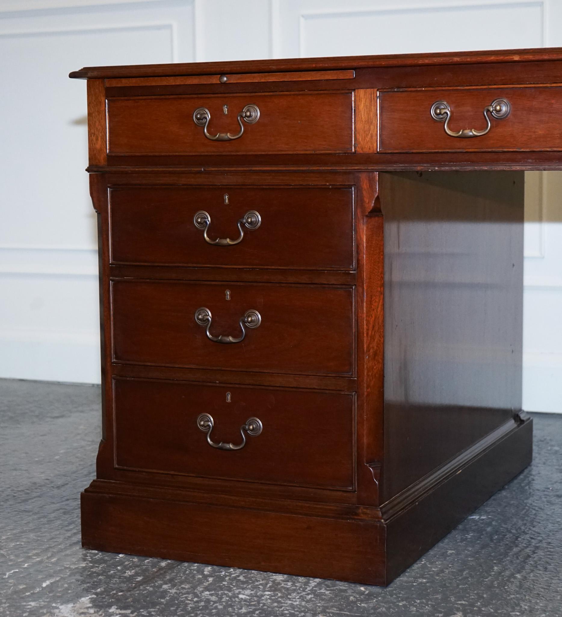 Hardwood STUNNING LARGE TWiN PEDESTAL DESK BROWN LEATHER TOP SLIDING OUT TRAYS 8 DRAWERS For Sale