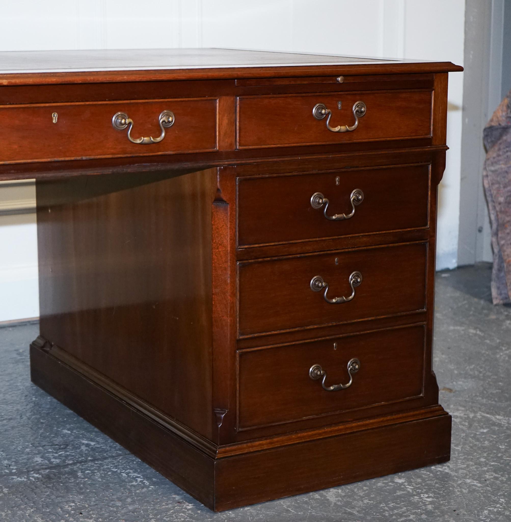 STUNNING LARGE TWiN PEDESTAL DESK BROWN LEATHER TOP SLIDING OUT TRAYS 8 DRAWERS For Sale 1