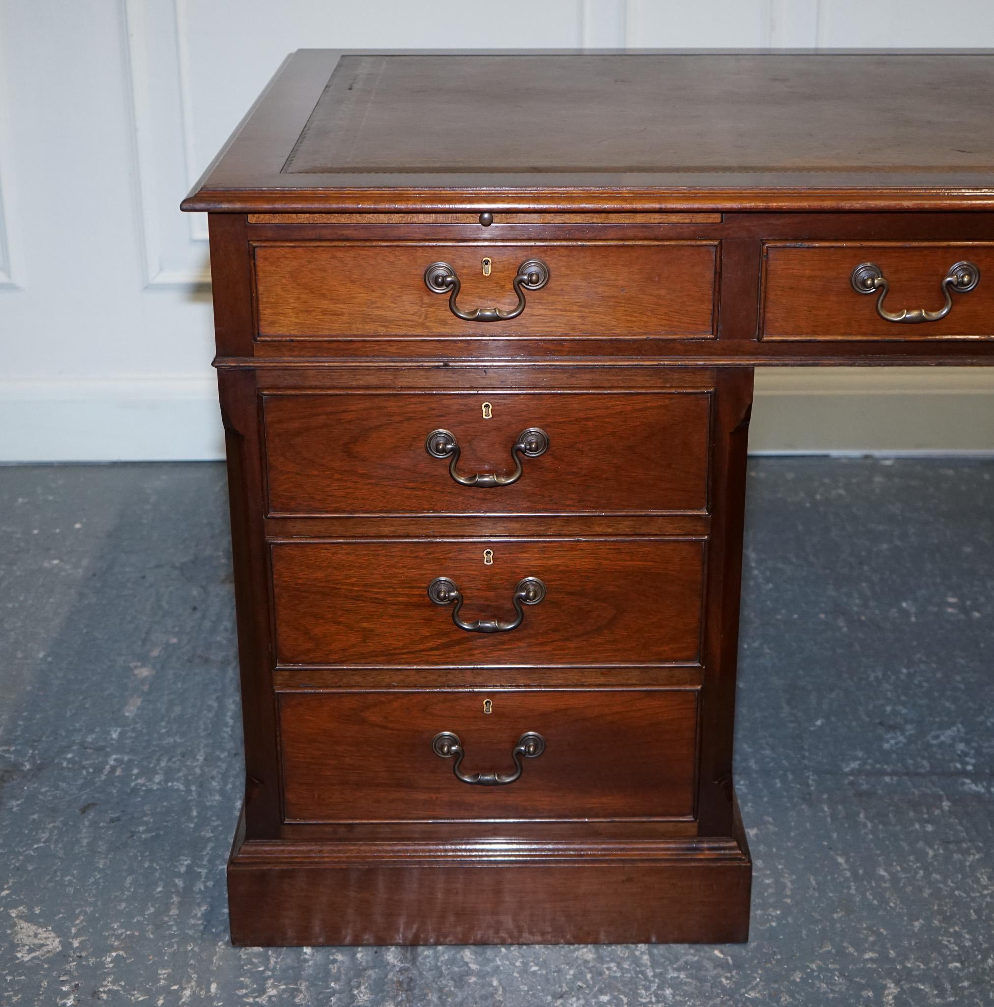 STUNNING LARGE TWiN PEDESTAL DESK BROWN LEATHER TOP SLIDING OUT TRAYS 8 DRAWERS For Sale 2